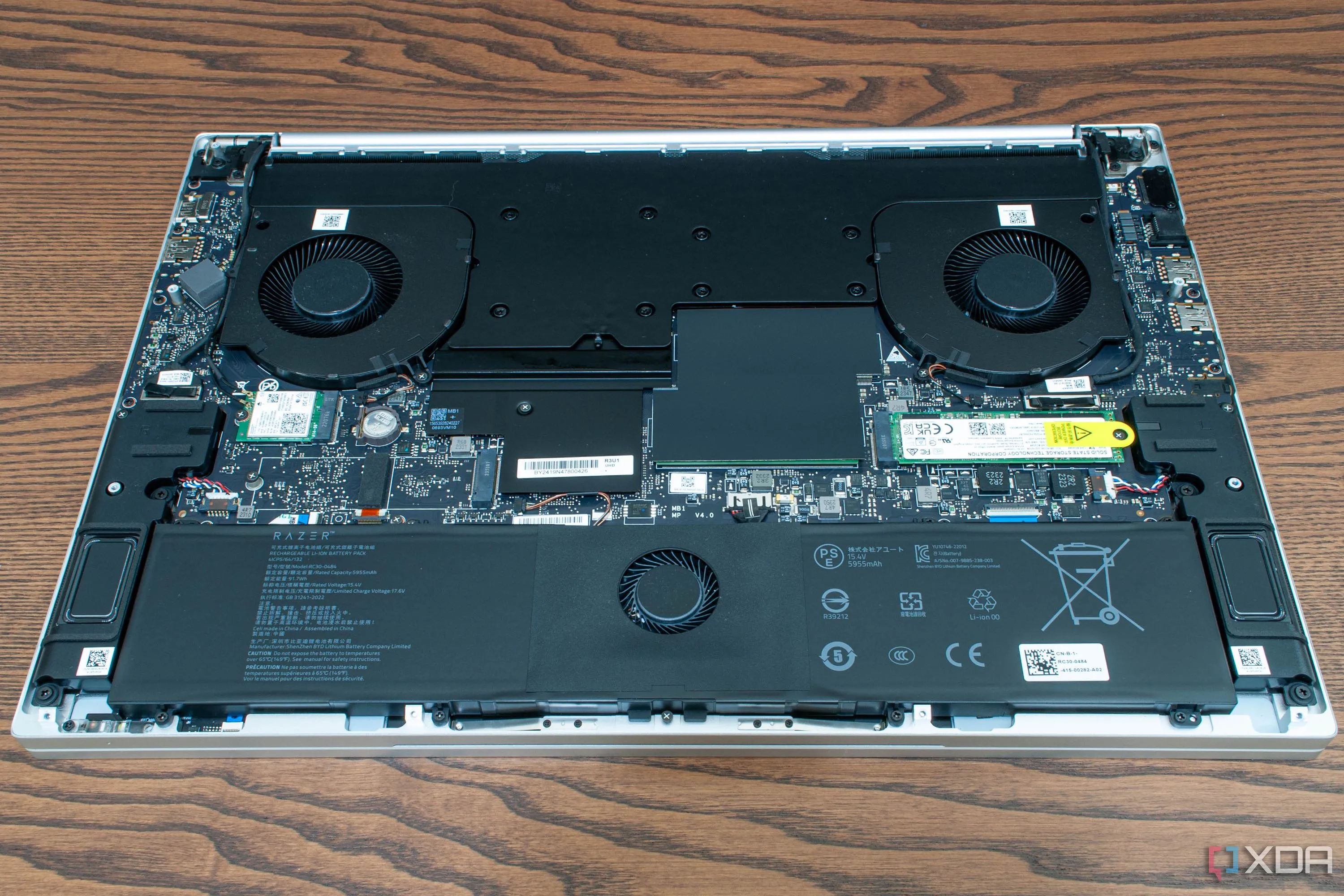 Linh kiện bên trong laptop Razer Blade 18 cần được vệ sinh định kỳ để đảm bảo tản nhiệt