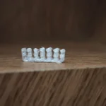 Lược cáp (cable comb) được in 3D giúp sắp xếp các sợi cáp máy tính gọn gàng bên trong thùng máy.