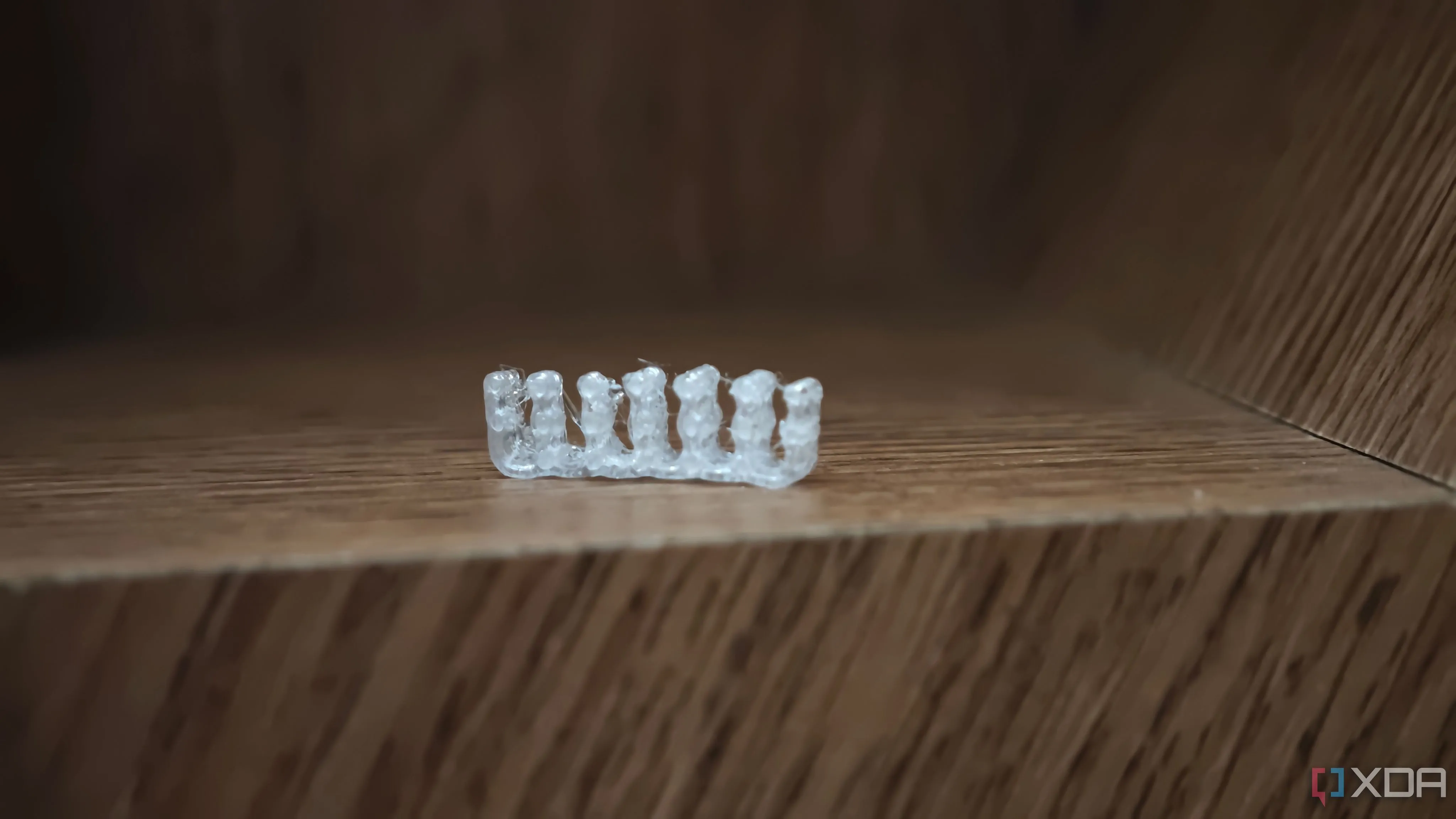 Lược cáp (cable comb) được in 3D giúp sắp xếp các sợi cáp máy tính gọn gàng bên trong thùng máy.