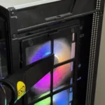Lưới lọc bụi bám đầy bụi bẩn trên vỏ case PC trước khi vệ sinh bằng máy thổi bụi điện.