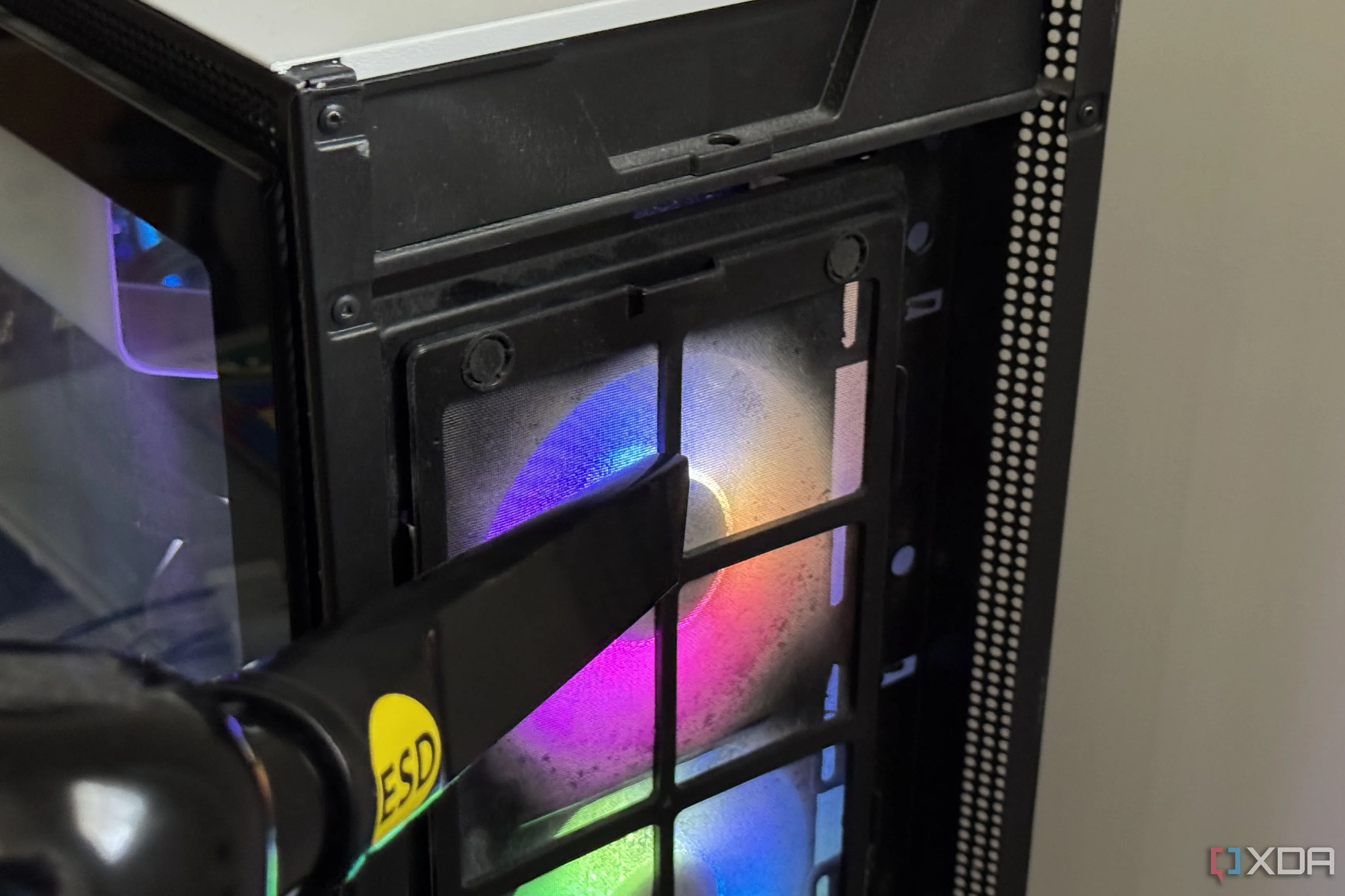 Lưới lọc bụi bám đầy bụi bẩn trên vỏ case PC trước khi vệ sinh bằng máy thổi bụi điện.