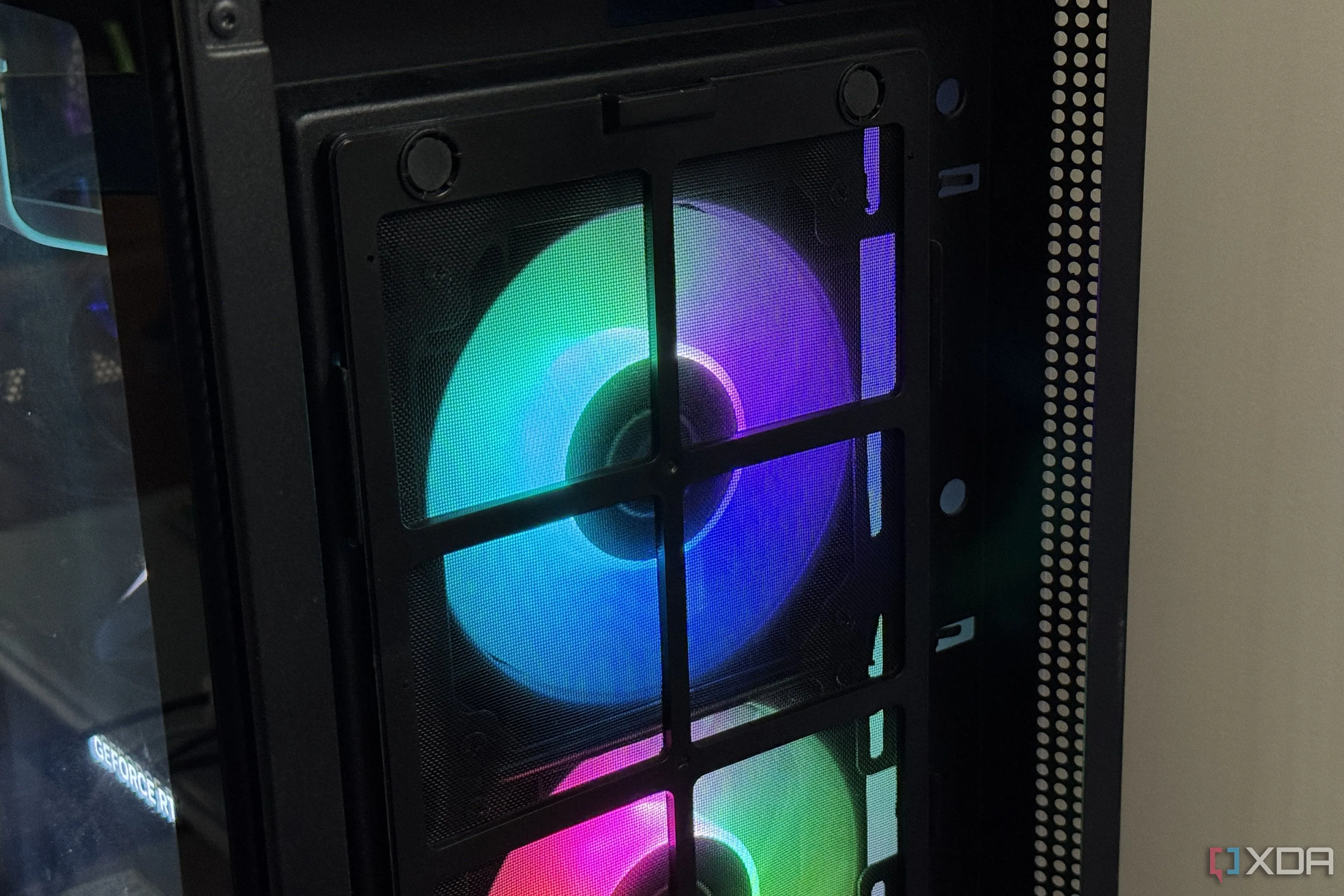 Lưới lọc bụi sạch tinh tươm trên vỏ case PC sau khi được làm sạch bằng DataVac.