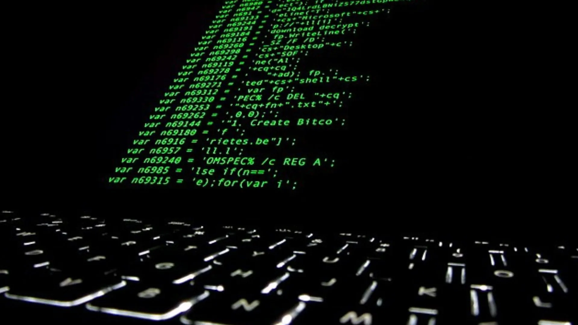 Mã nguồn ransomware hiển thị trên màn hình, tượng trưng cho mối nguy hiểm tiềm ẩn khi cài đặt phần mềm lậu hoặc bản crack lên máy tính Windows.