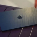MacBook Air M3 đang được sử dụng, biểu tượng cho thiết bị macOS mục tiêu của mã độc Banshee