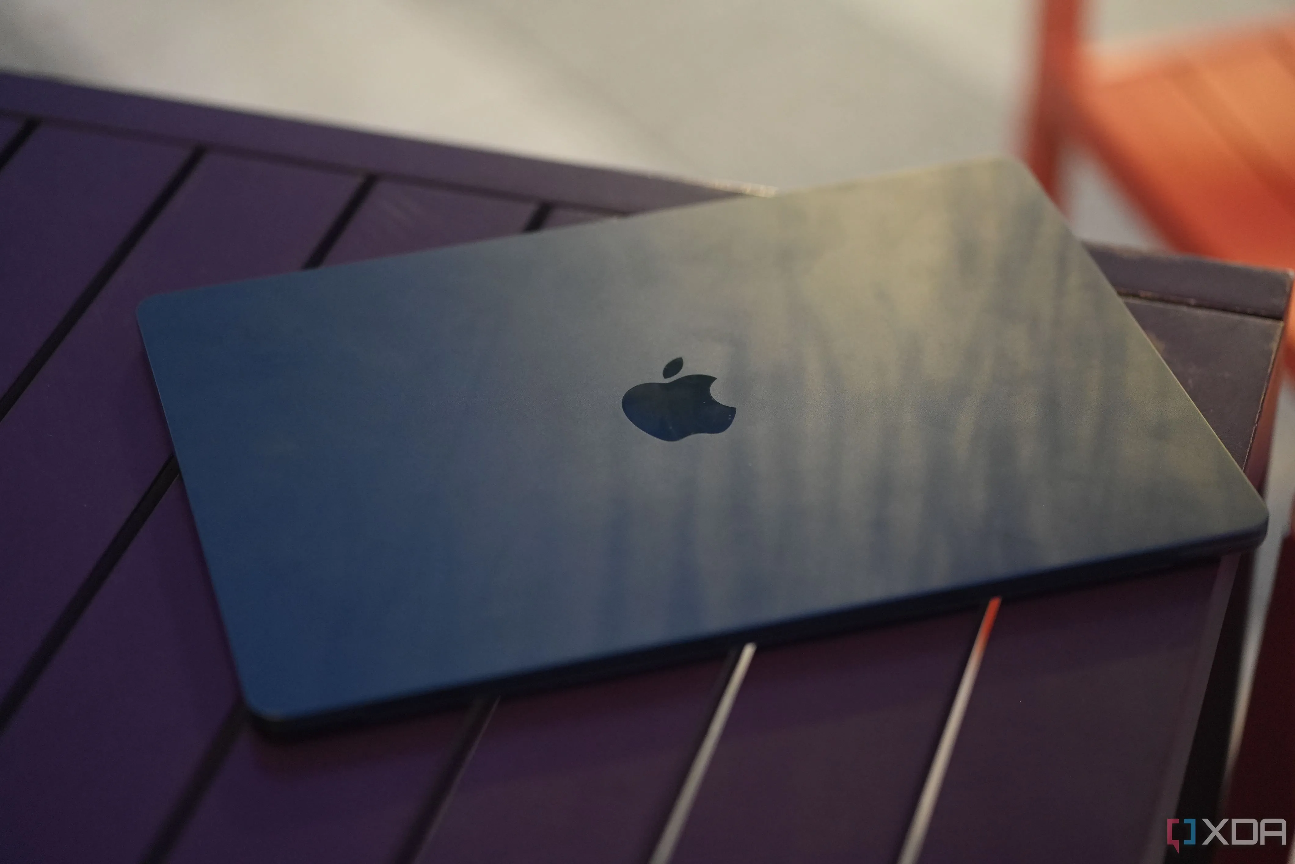 MacBook Air M3 đang được sử dụng, biểu tượng cho thiết bị macOS mục tiêu của mã độc Banshee