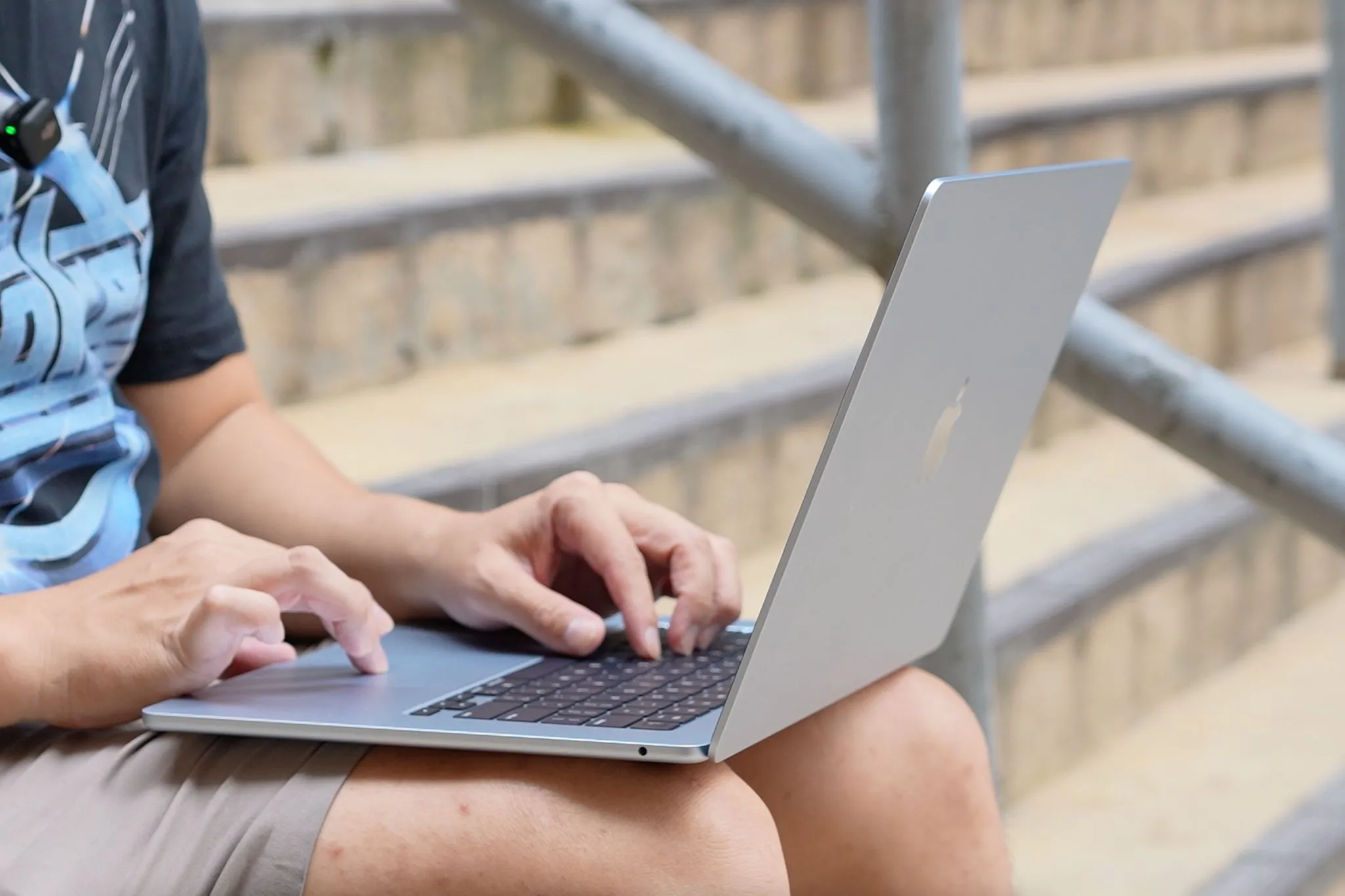 MacBook Air M4 2025 đang chạy ứng dụng chỉnh sửa video Final Cut Pro, minh chứng khả năng xử lý tác vụ nặng