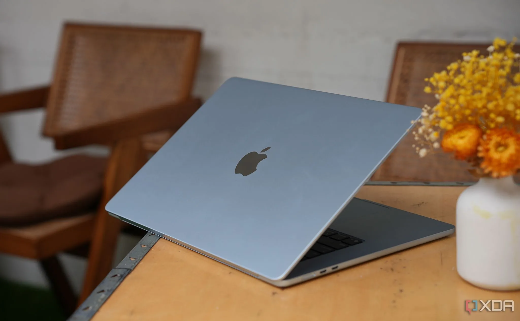 MacBook Air M4 2025 được mở ra, hiển thị màn hình Liquid Retina sắc nét với phần notch