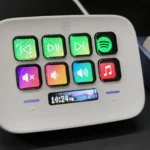 Macro pad Elgato Stream Deck Neo nhìn từ cạnh bên, minh họa khả năng điều khiển âm thanh và video.