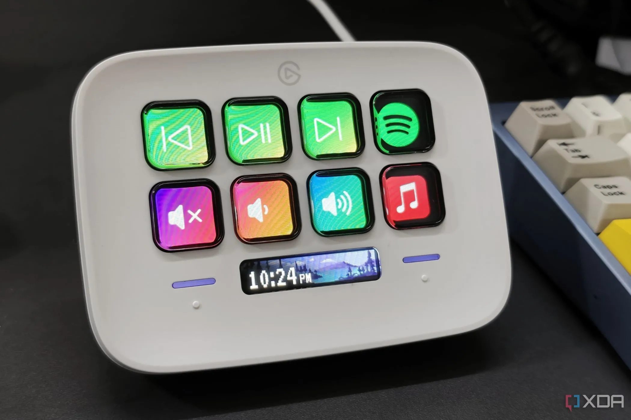 Macro pad Elgato Stream Deck Neo nhìn từ cạnh bên, minh họa khả năng điều khiển âm thanh và video.