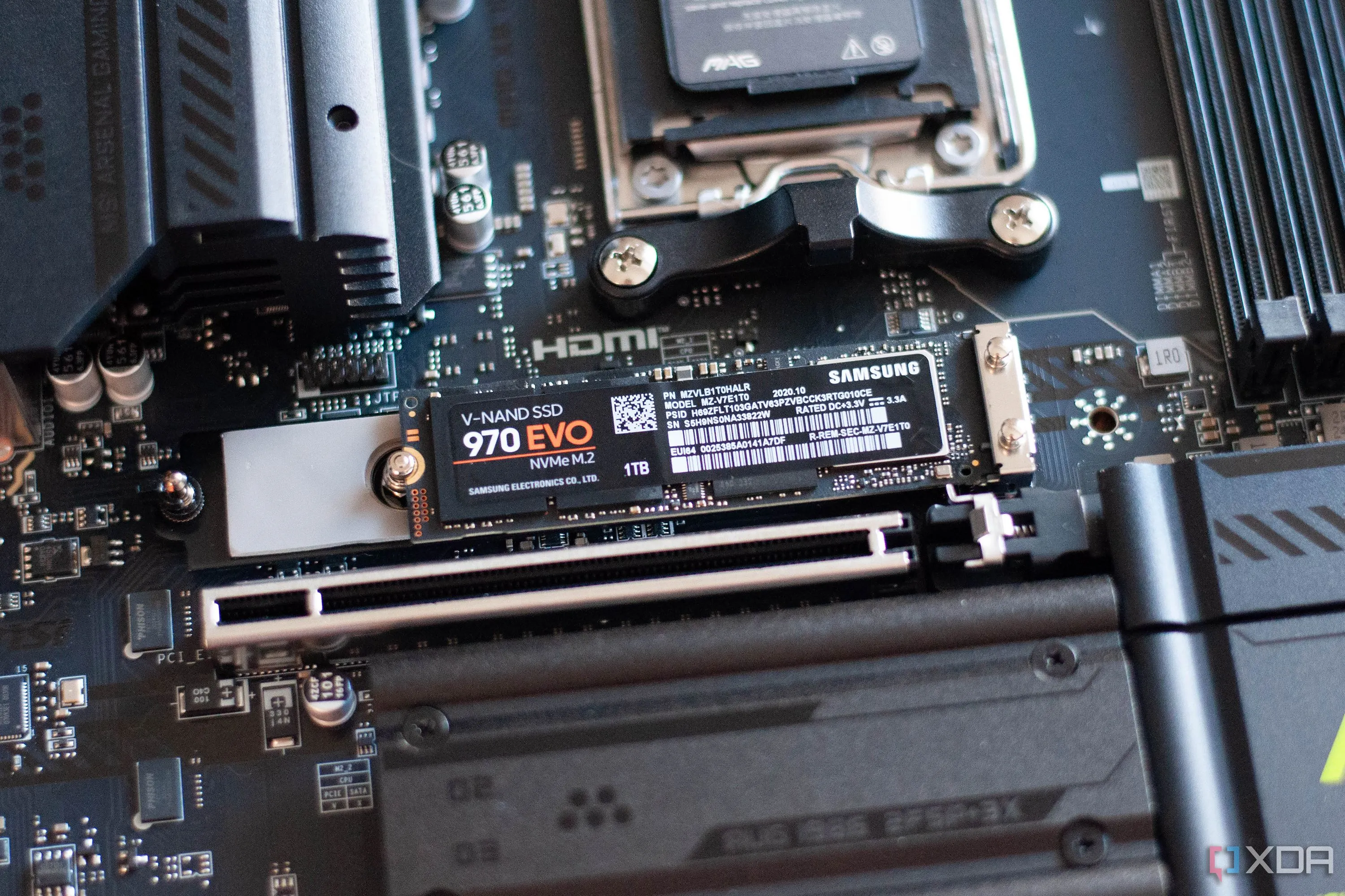 Mainboard MSI MAG X870E Tomahawk Wifi với khe cắm SSD M.2, minh họa vai trò của TRIM trong việc bảo vệ SSD khỏi hao mòn