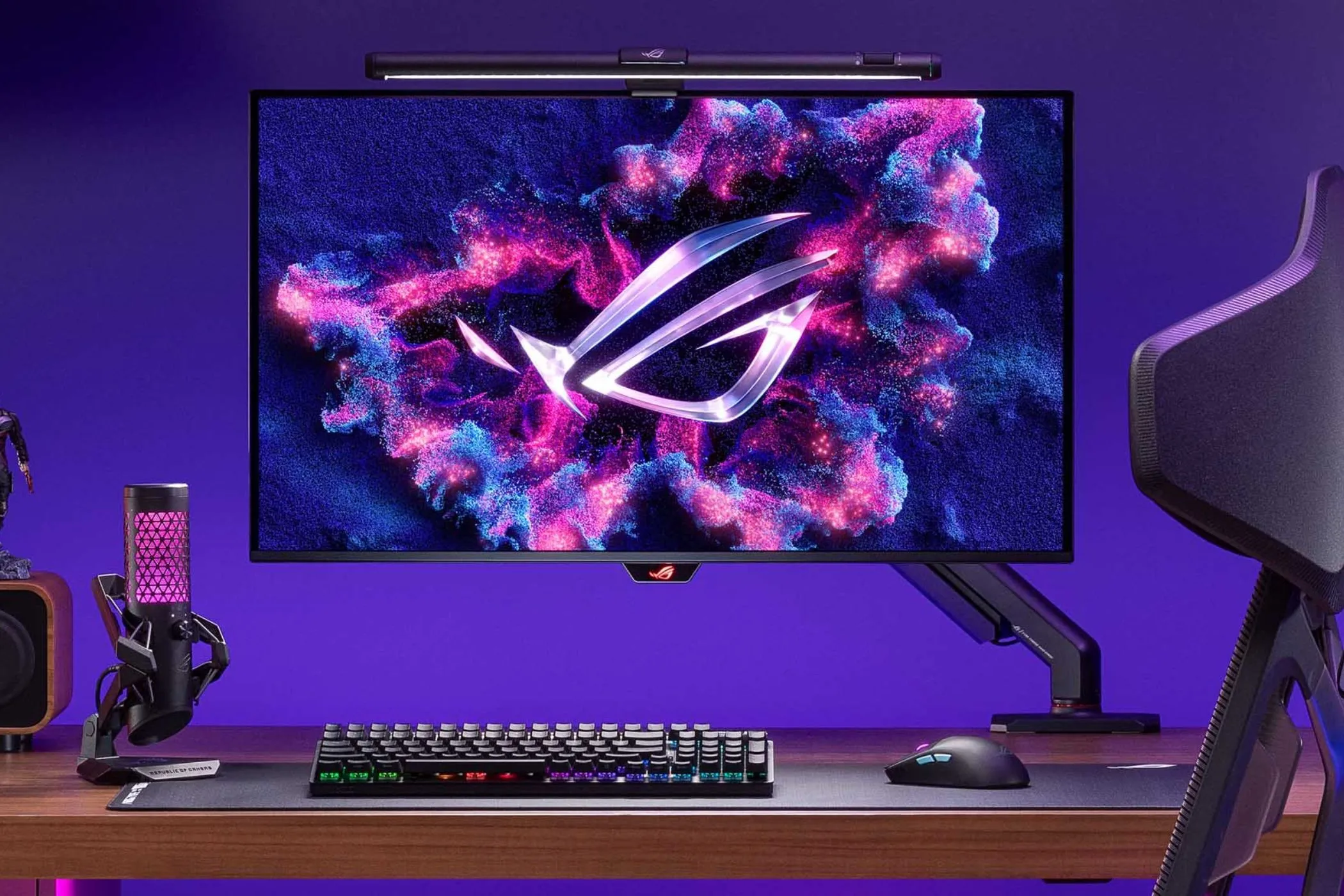 Màn hình ASUS ROG Swift PG32UCDM hiển thị hình ảnh sắc nét trên chân đế