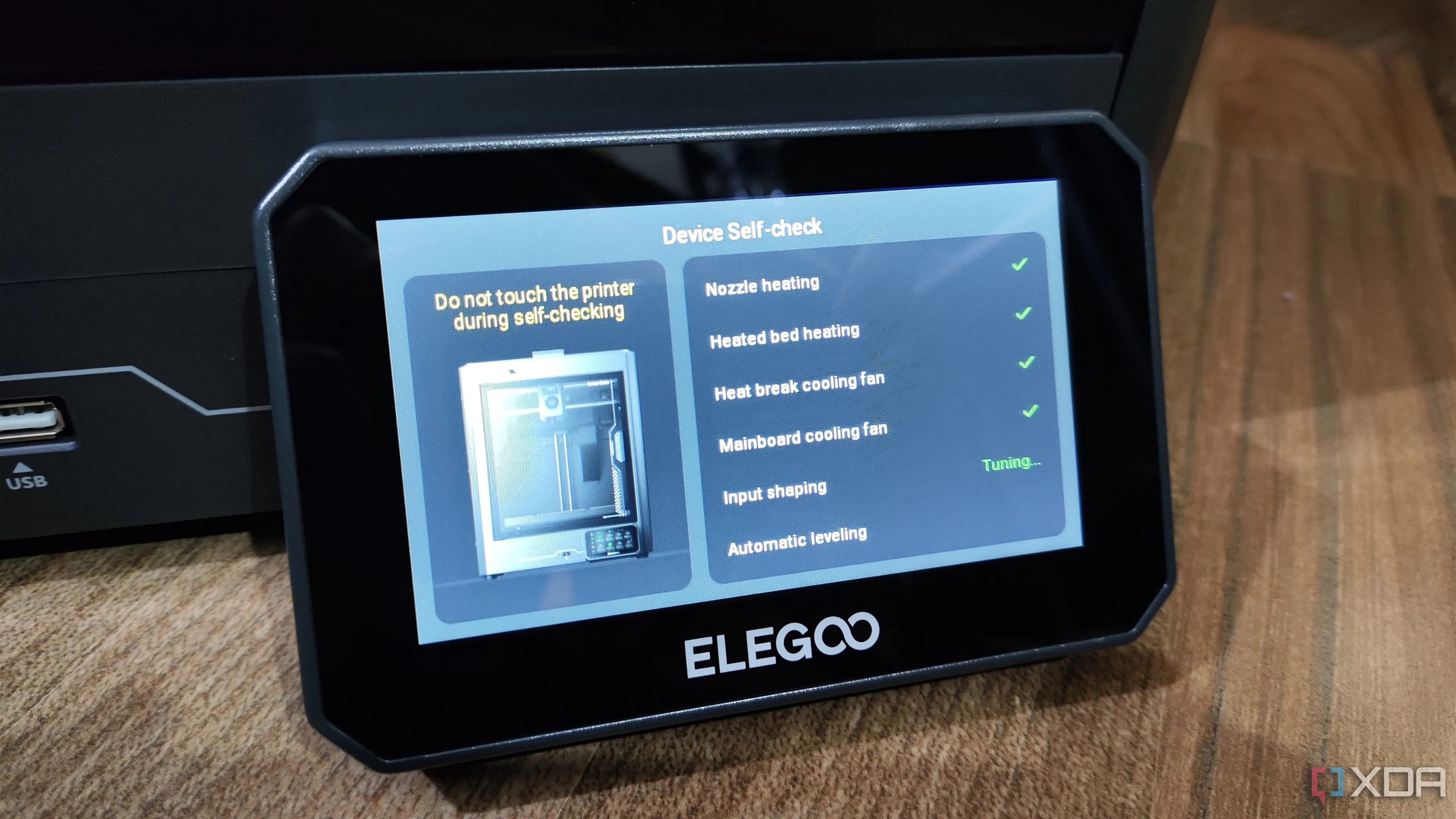 Màn hình cảm ứng của máy in Elegoo Centauri Carbon hiển thị giao diện điều khiển