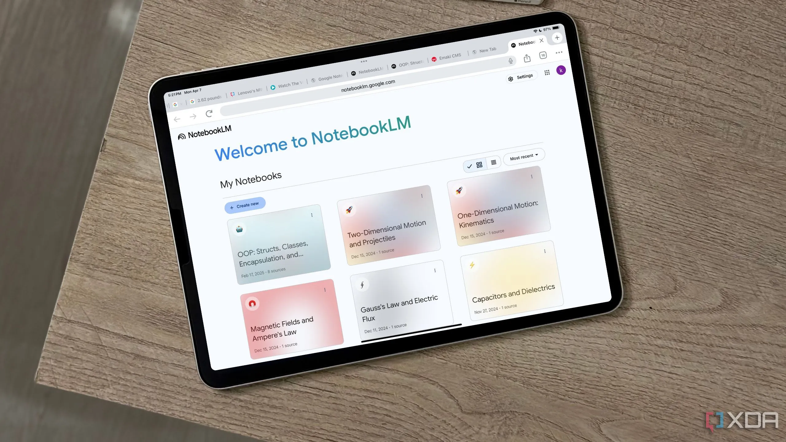 Màn hình chào mừng của Google NotebookLM hiển thị trên iPad, giới thiệu giao diện thân thiện với người dùng.
