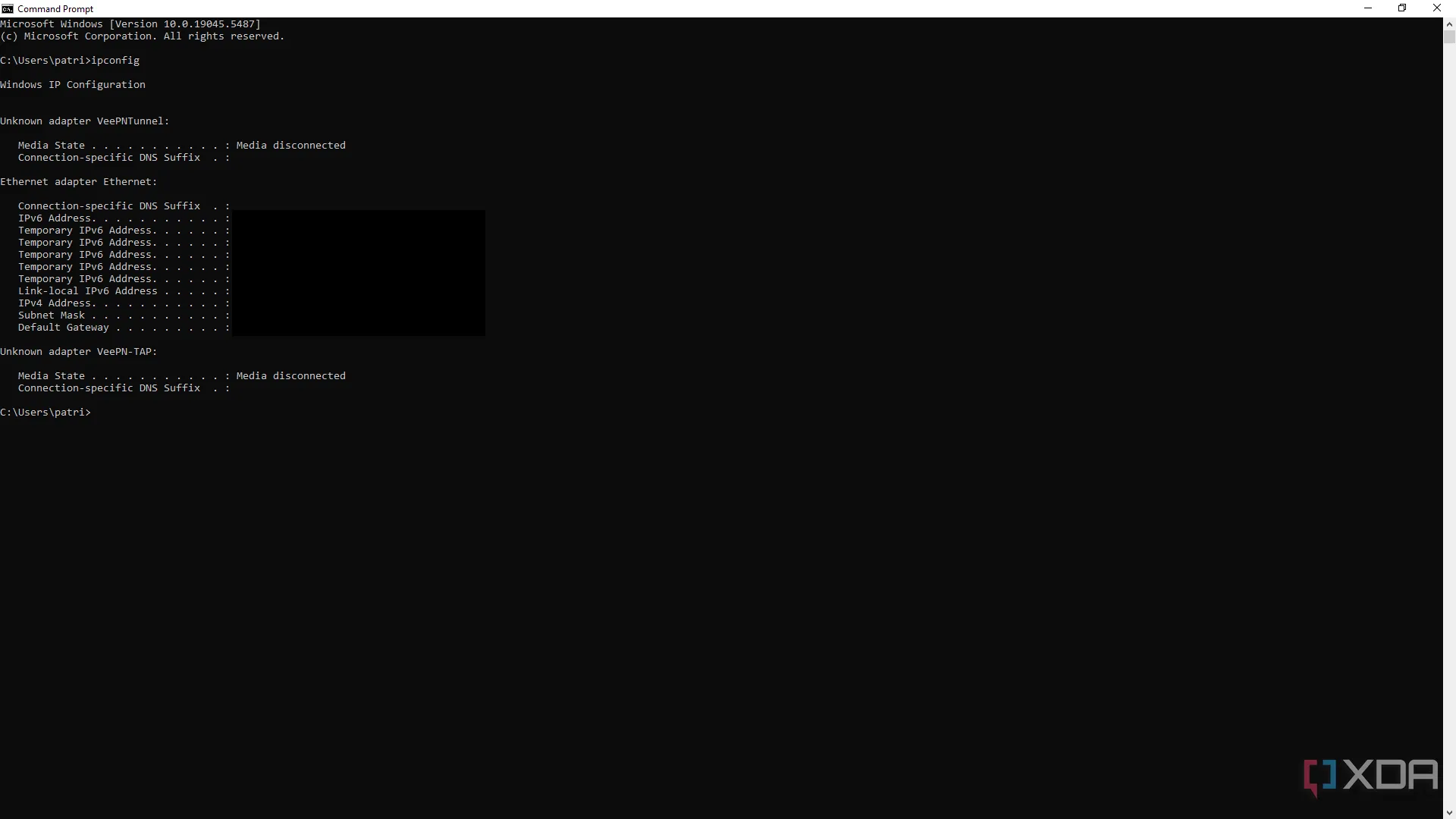 Màn hình Command Prompt hiển thị kết quả lệnh ipconfig, bao gồm địa chỉ IP, subnet mask và default gateway