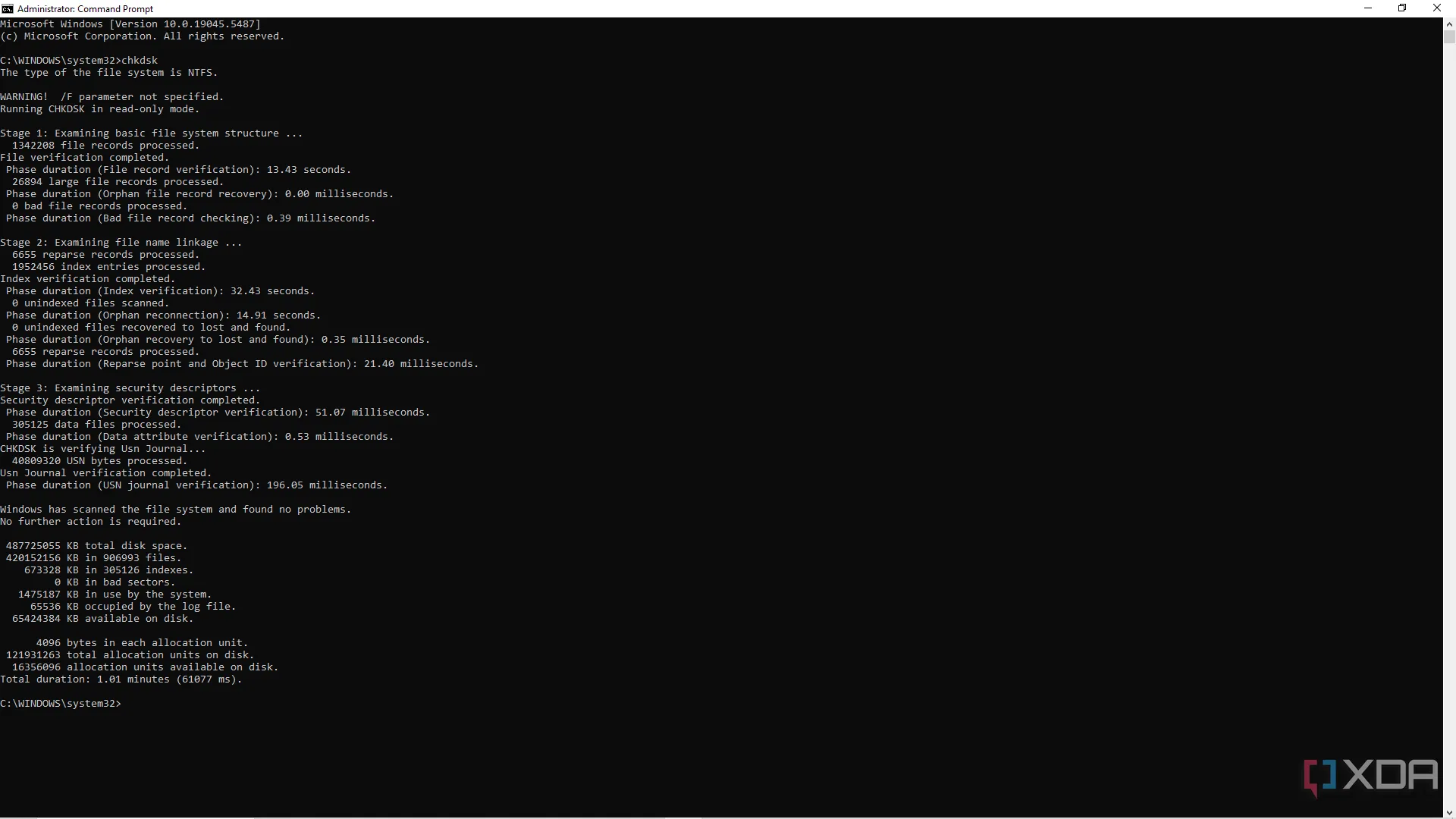 Màn hình Command Prompt hiển thị quá trình kiểm tra ổ đĩa bằng lệnh chkdsk, cho thấy các giai đoạn quét và báo cáo lỗi