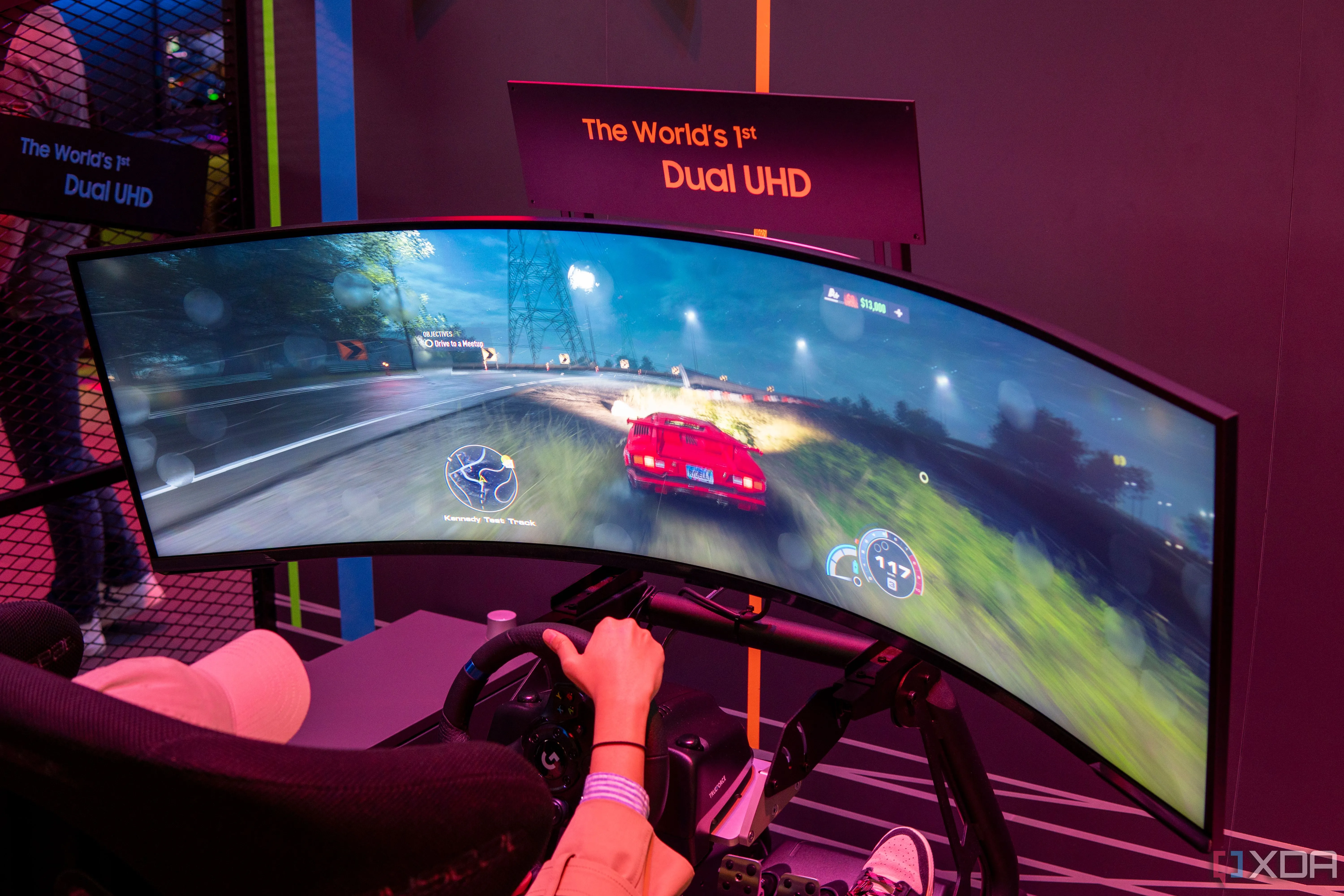 Màn hình cong siêu rộng Samsung Odyssey Neo G9 57 inch cho trải nghiệm đua xe chân thực