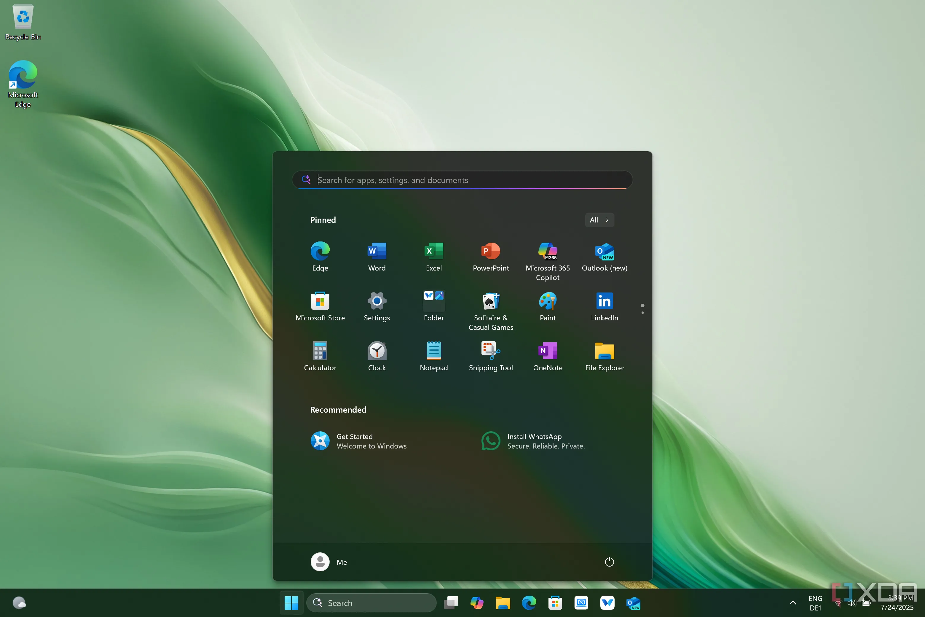 Màn hình desktop Windows 11 của tài khoản mới được tạo ở vùng EU với Start Menu