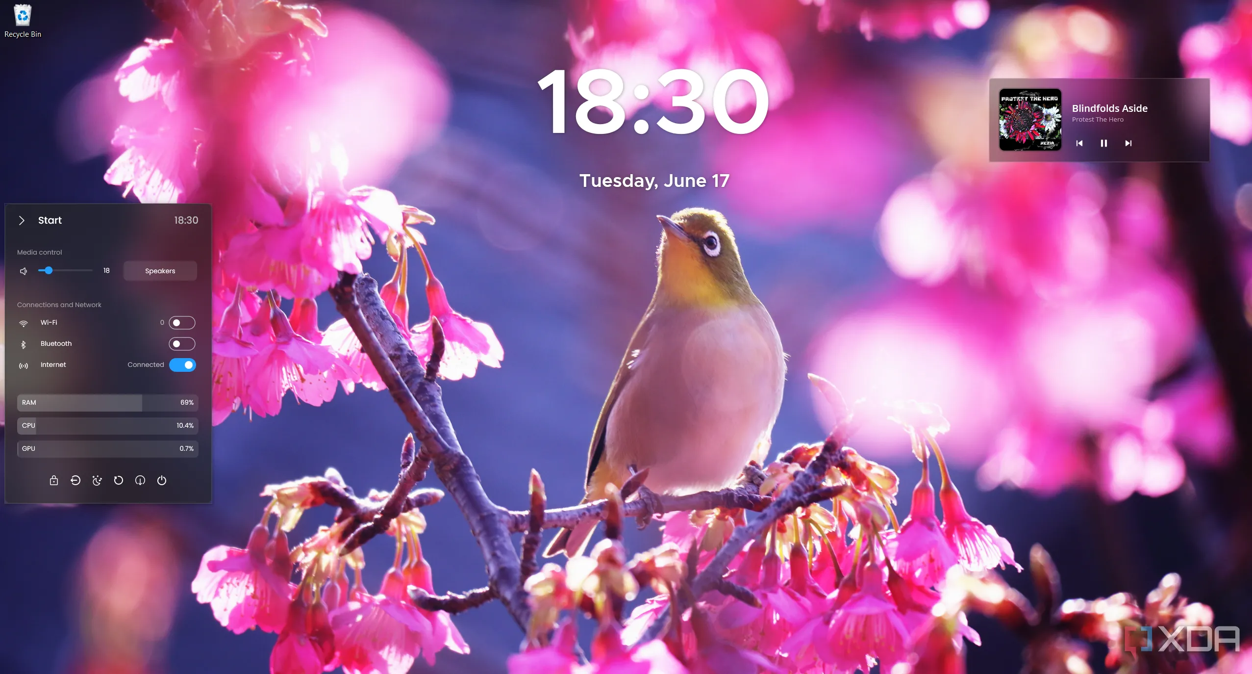Màn hình desktop Windows 11 đã được cá nhân hóa với các widget JaxCore