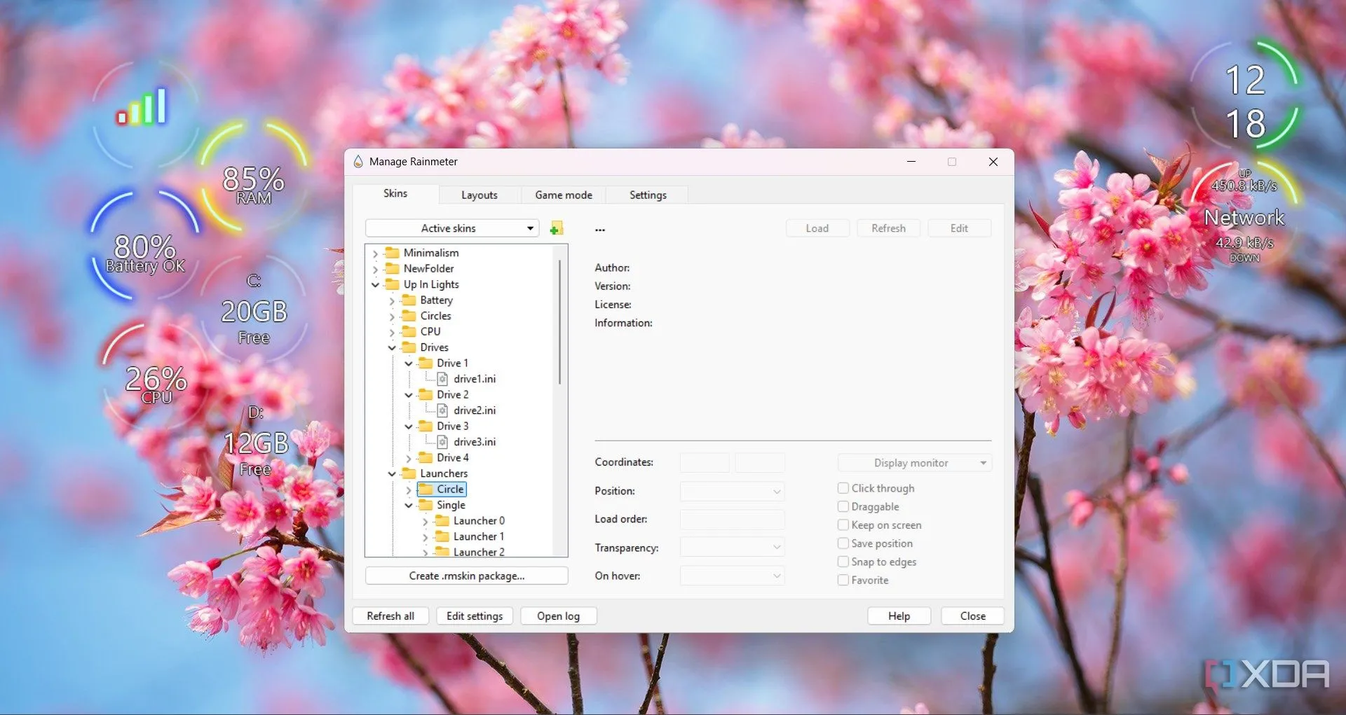 Màn hình desktop Windows 11 hiển thị các widget Rainmeter theo dõi tài nguyên hệ thống như CPU, RAM và tốc độ mạng.