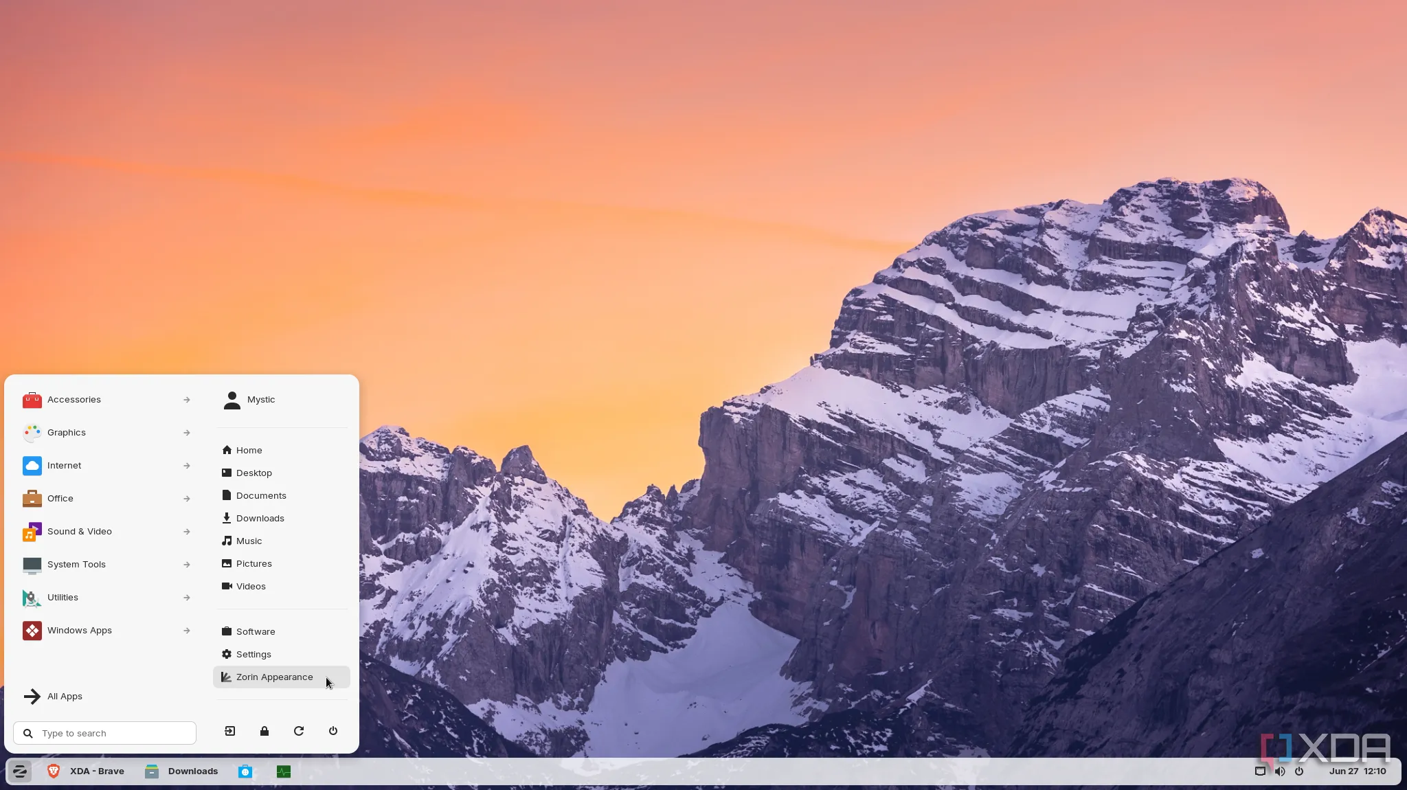 Màn hình desktop Zorin OS sau khi cài đặt sạch, minh họa sự tối giản và ít bloatware.