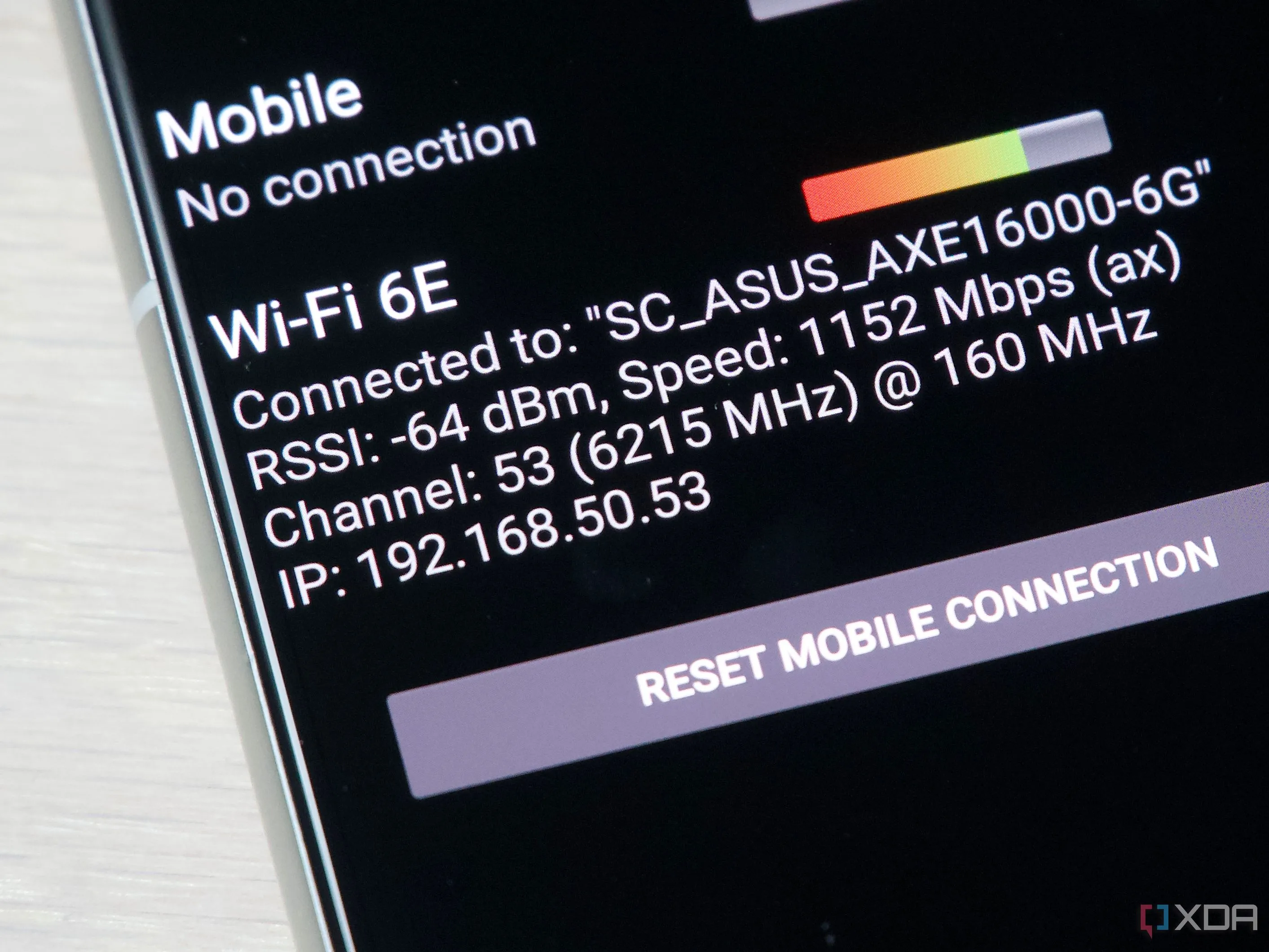 Màn hình điện thoại Zenfone 8 hiển thị kết nối Wi-Fi 6E băng tần 6GHz trong ứng dụng SignalCheck Pro