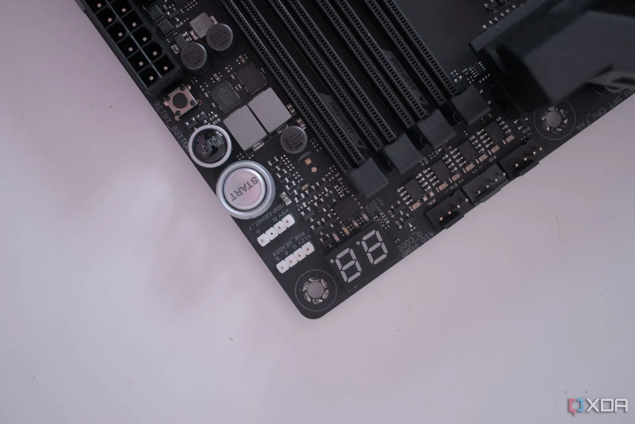 Màn hình gỡ lỗi (debug) trên bo mạch chủ ASUS ROG Crosshair X670E Hero, hiển thị mã lỗi giúp chẩn đoán sự cố khởi động.