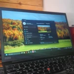 Màn hình laptop hiển thị giao diện tùy chỉnh chủ đề của Windows 11, minh họa trải nghiệm người dùng sau khi nâng cấp.