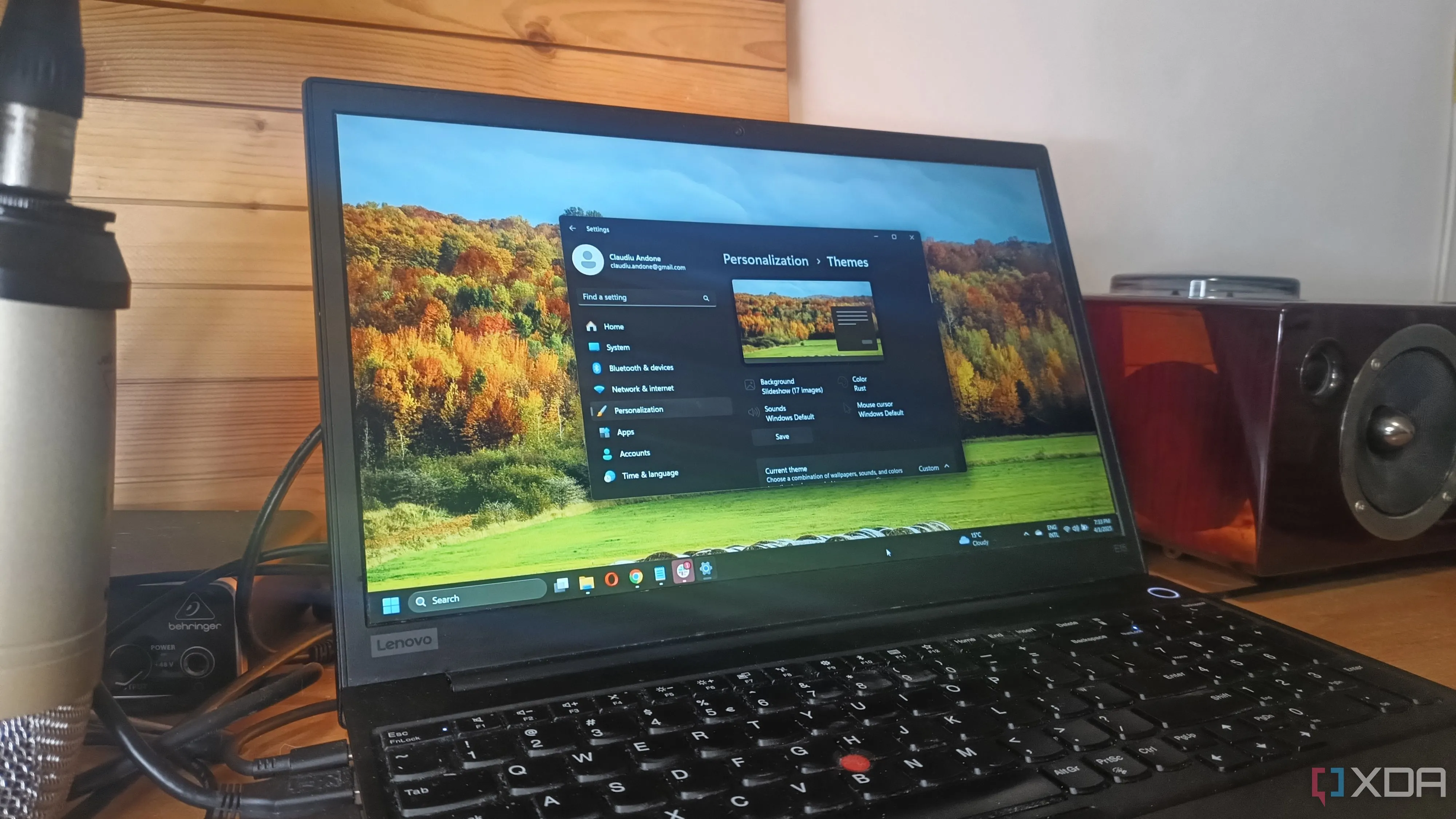 Màn hình laptop hiển thị giao diện tùy chỉnh chủ đề của Windows 11, minh họa trải nghiệm người dùng sau khi nâng cấp.