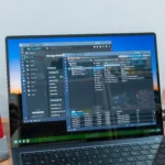 Màn hình laptop Windows 11 hiển thị giao diện quản lý TrueNAS và Proxmox VE, minh họa môi trường homelab.