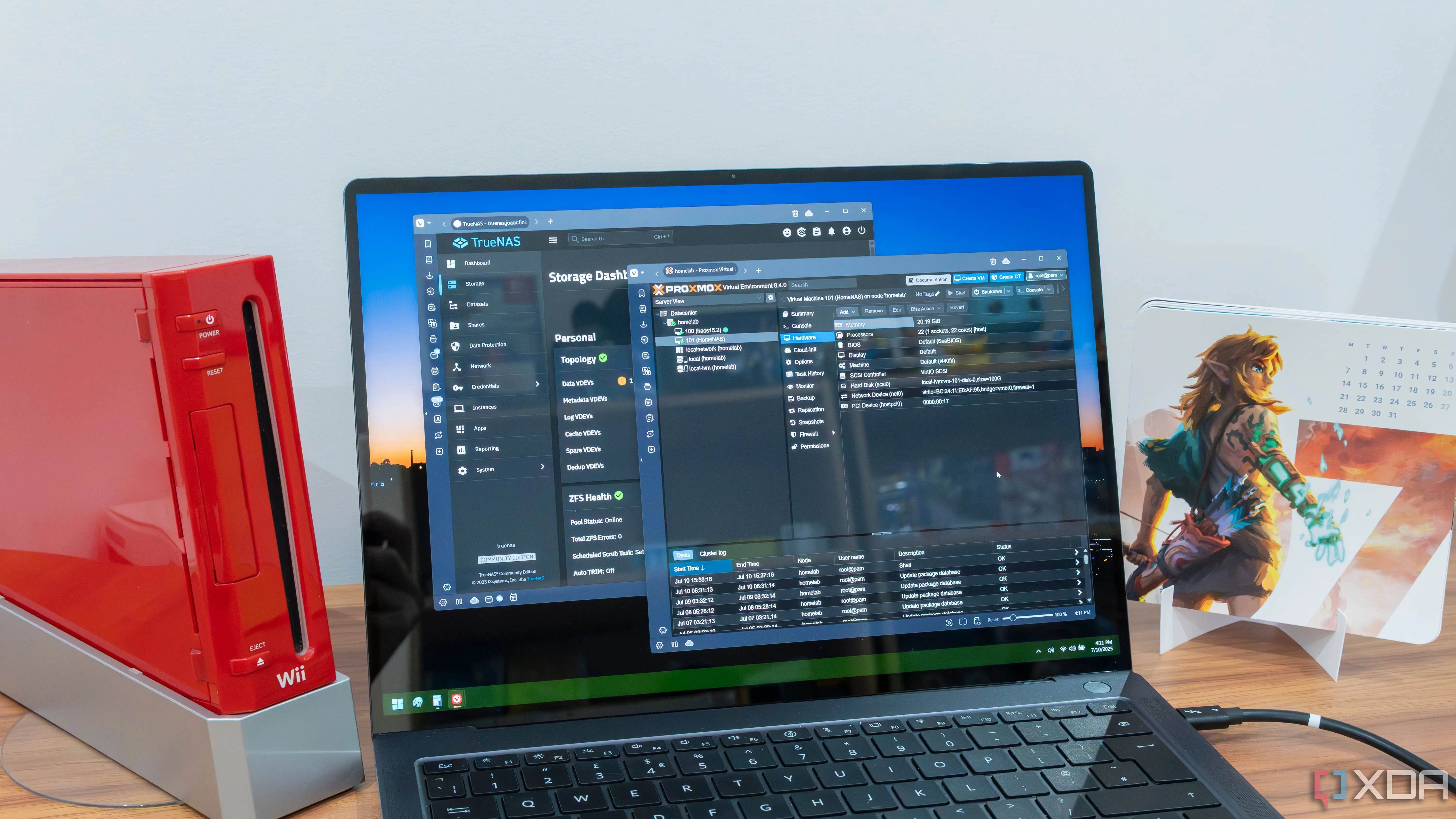 Màn hình laptop Windows 11 hiển thị giao diện quản lý TrueNAS và Proxmox VE, minh họa môi trường homelab.