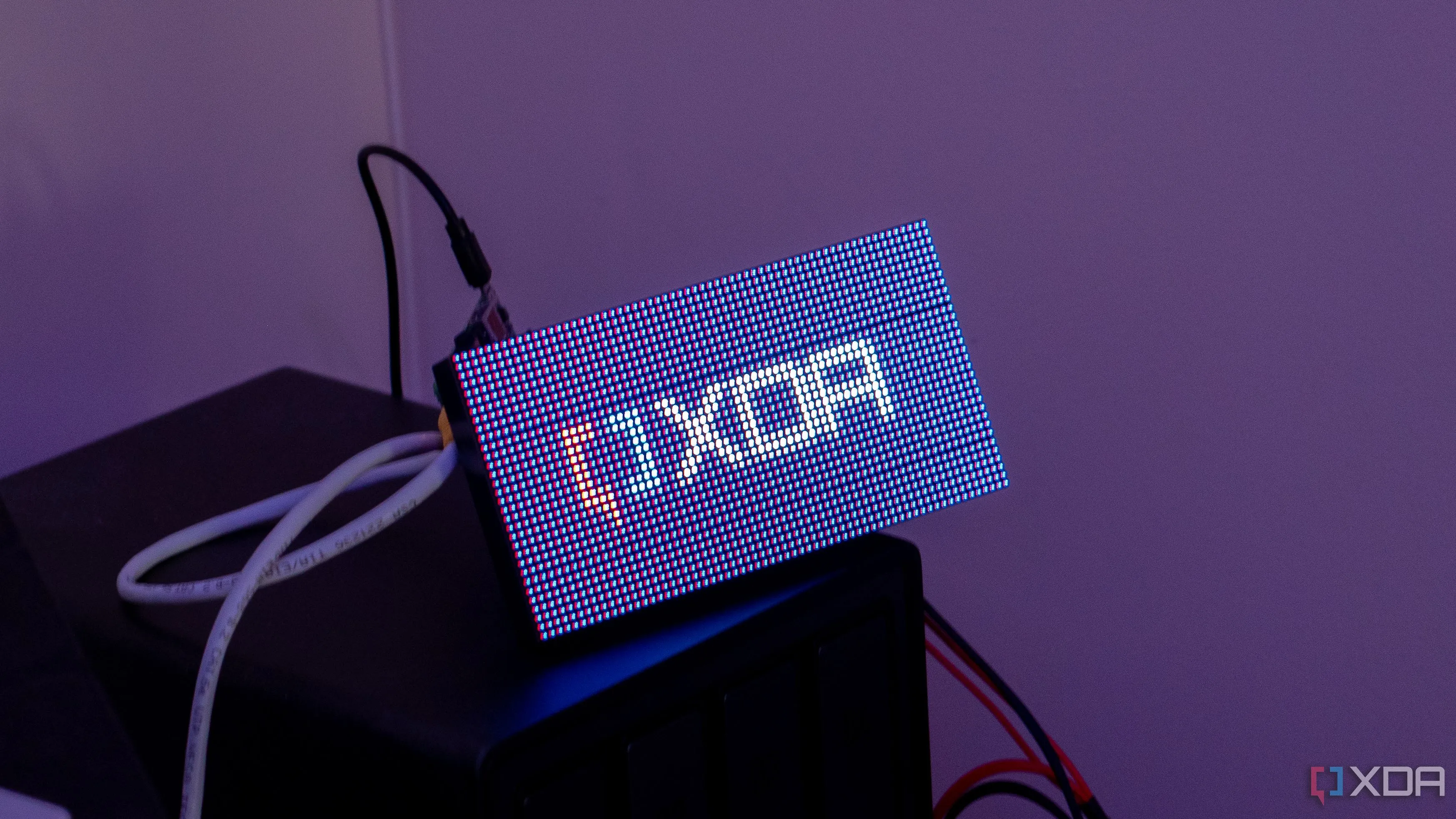 Màn hình LED ma trận hiển thị hình ảnh pixel art màu sắc sống động