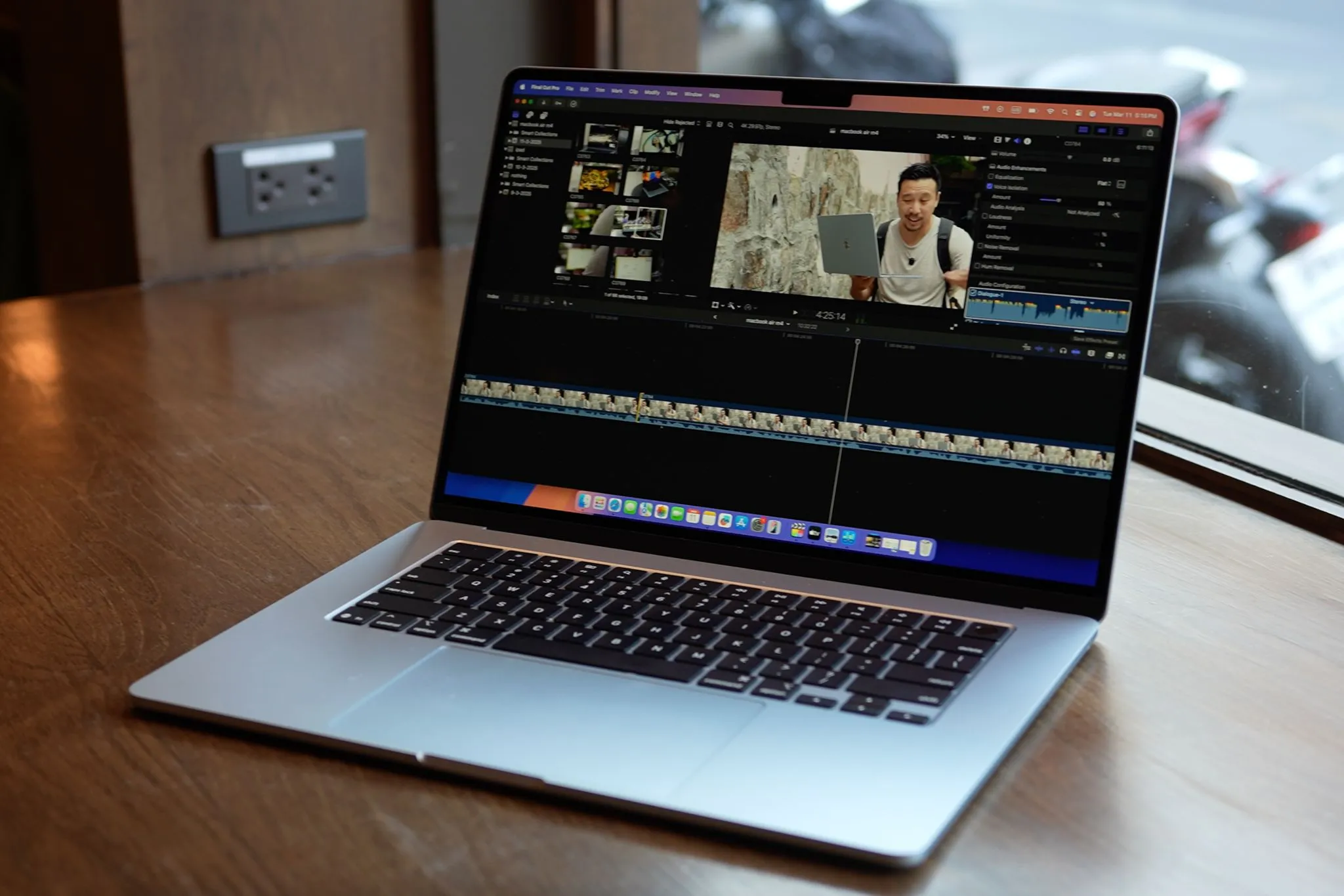 Màn hình MacBook Air M4 2025 hiển thị nhiều tab Safari và ứng dụng hoạt động, minh họa hiệu suất pin