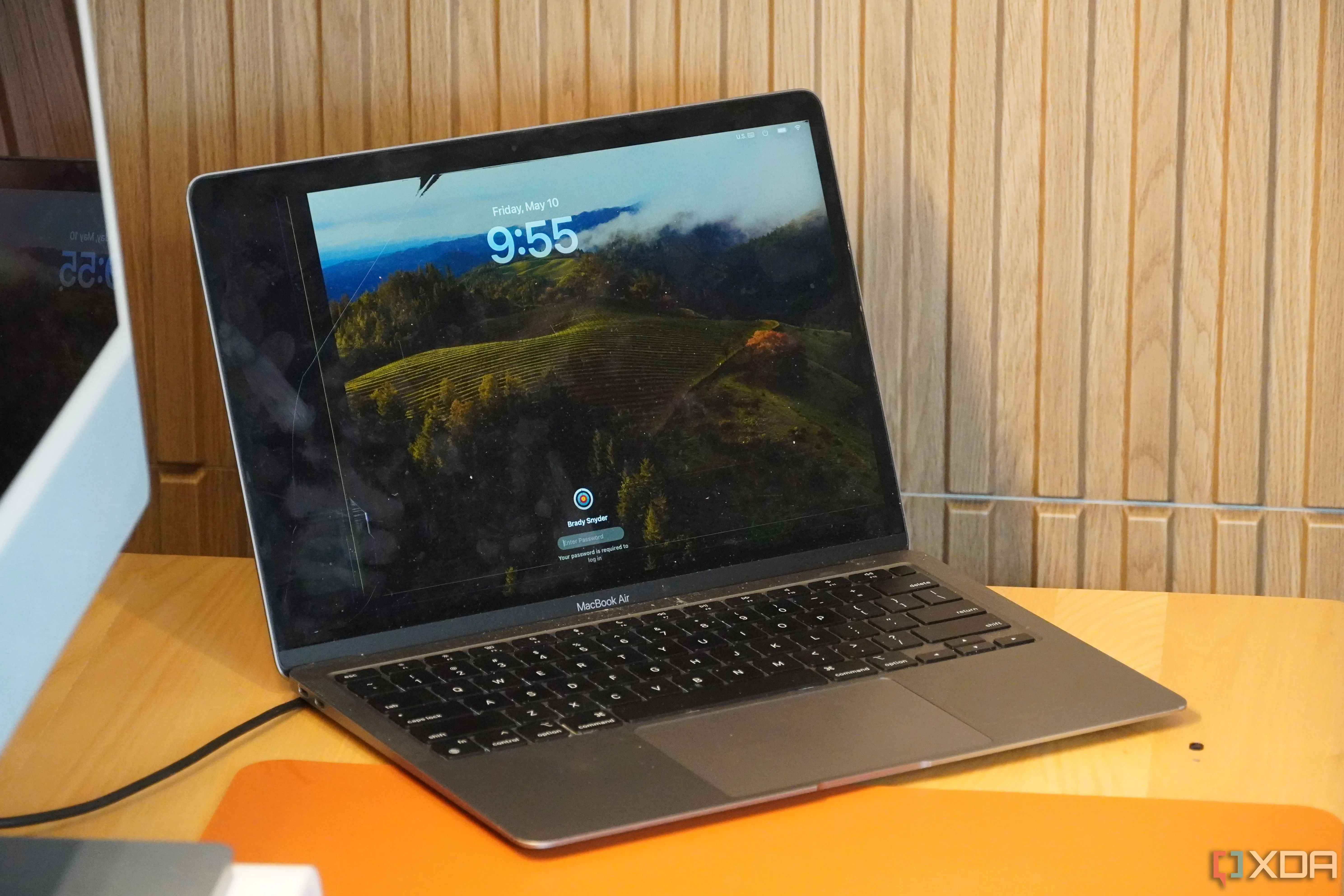 Màn hình MacBook bị nứt do áp lực