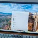 Màn hình máy tính Windows 11 với giao diện desktop và menu Start tối giản