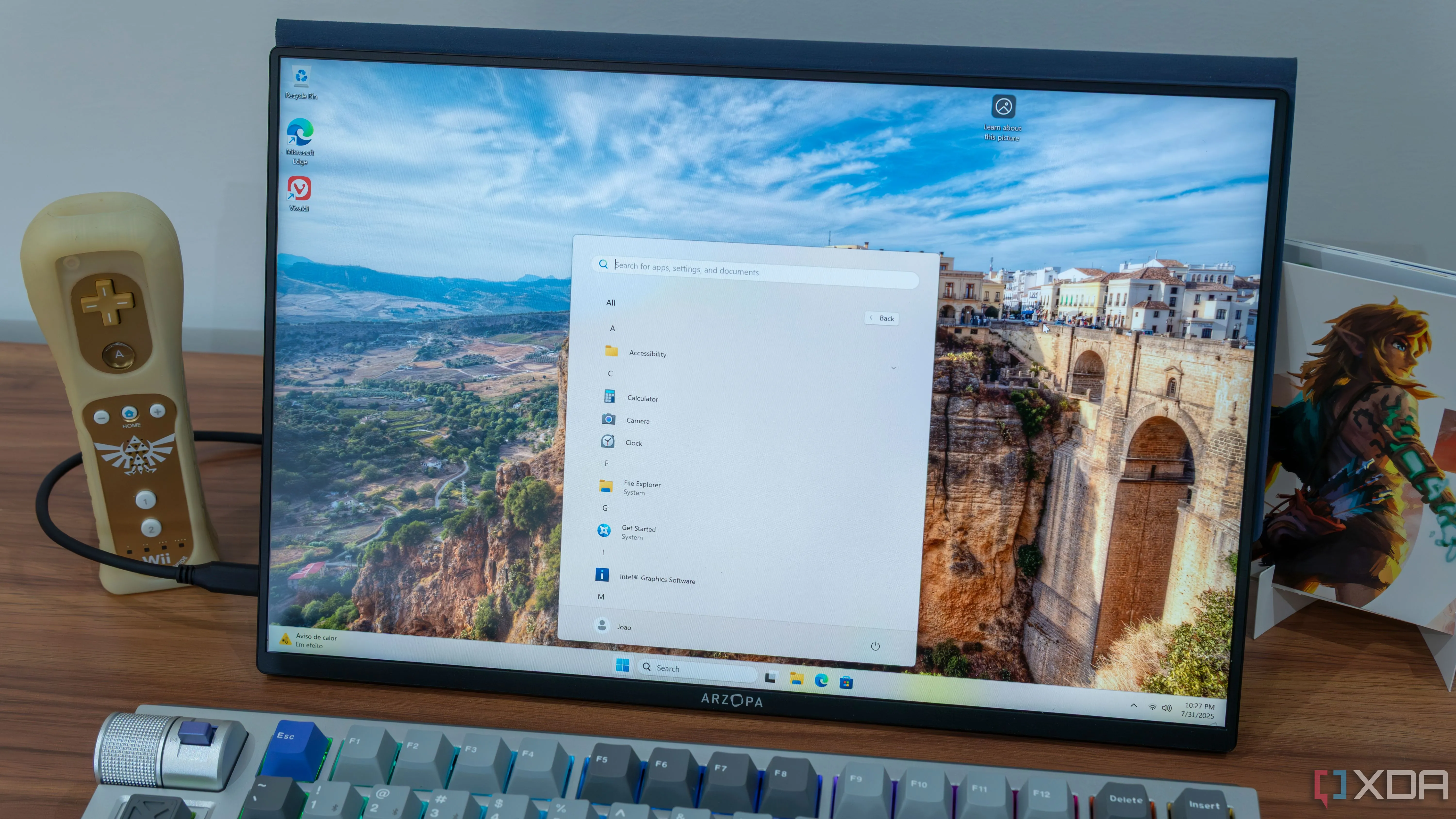Màn hình máy tính Windows 11 với giao diện desktop và menu Start tối giản