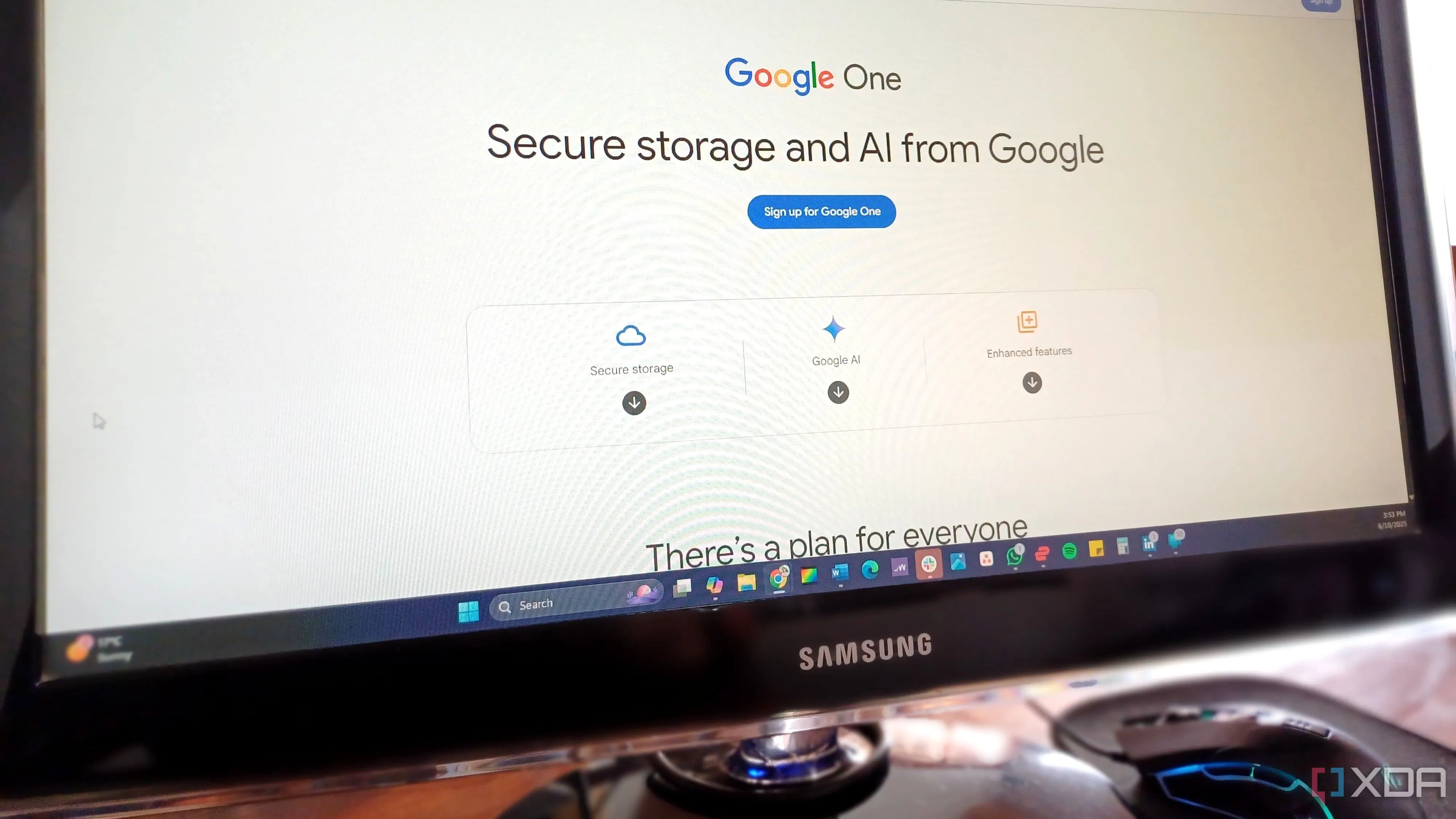 Màn hình Samsung hiển thị trang chủ Google One, minh họa các gói dịch vụ lưu trữ đám mây và lợi ích tích hợp của Google Drive, Gmail và Google Photos.