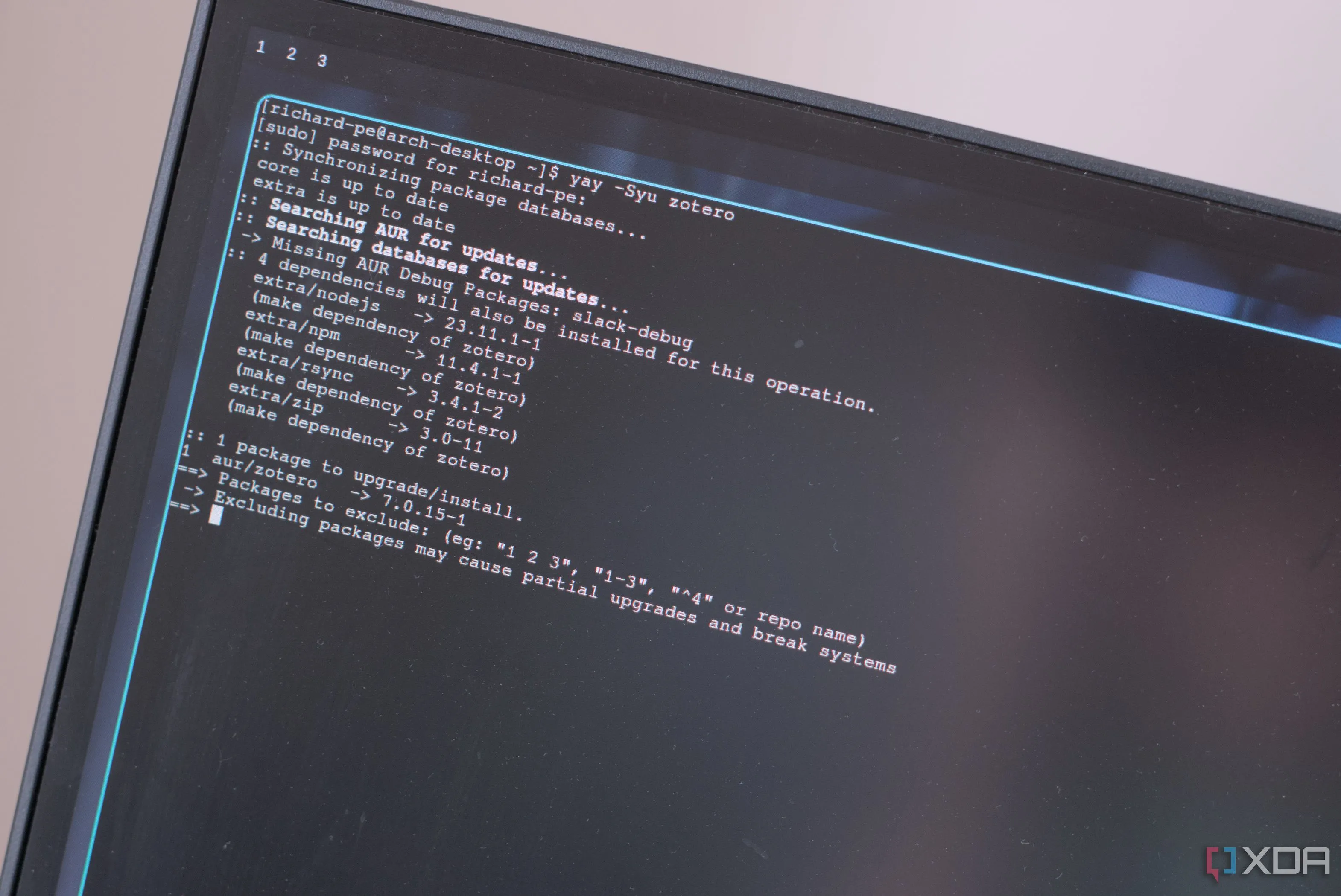 Màn hình terminal của Arch Linux với giao diện dòng lệnh, thể hiện sự phức tạp và yêu cầu chuyên môn khi sử dụng Linux