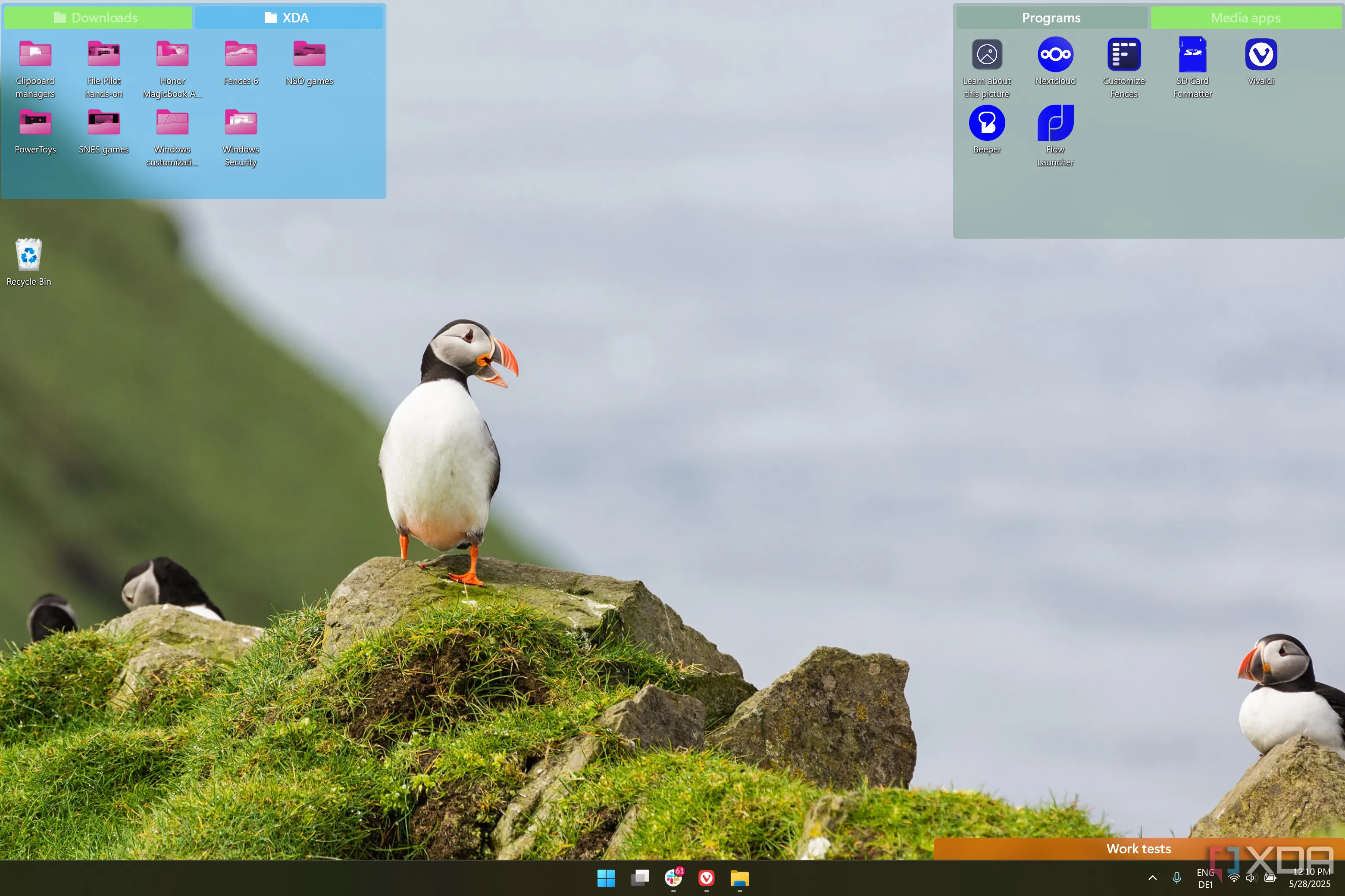 Màn hình Windows 11 với nhiều khu vực Fences được tạo bởi Stardock Fences 6, minh họa khả năng sắp xếp desktop hiệu quả