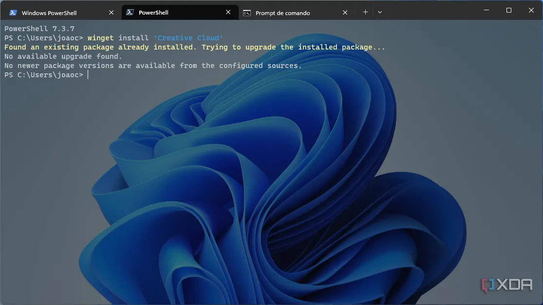 Màn hình Windows Terminal với ba tab đang mở: Windows PowerShell, PowerShell độc lập và Command Prompt, thể hiện khả năng làm việc đa nhiệm.