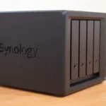 Mặt bên của thiết bị NAS Synology DS925+ với các cổng kết nối