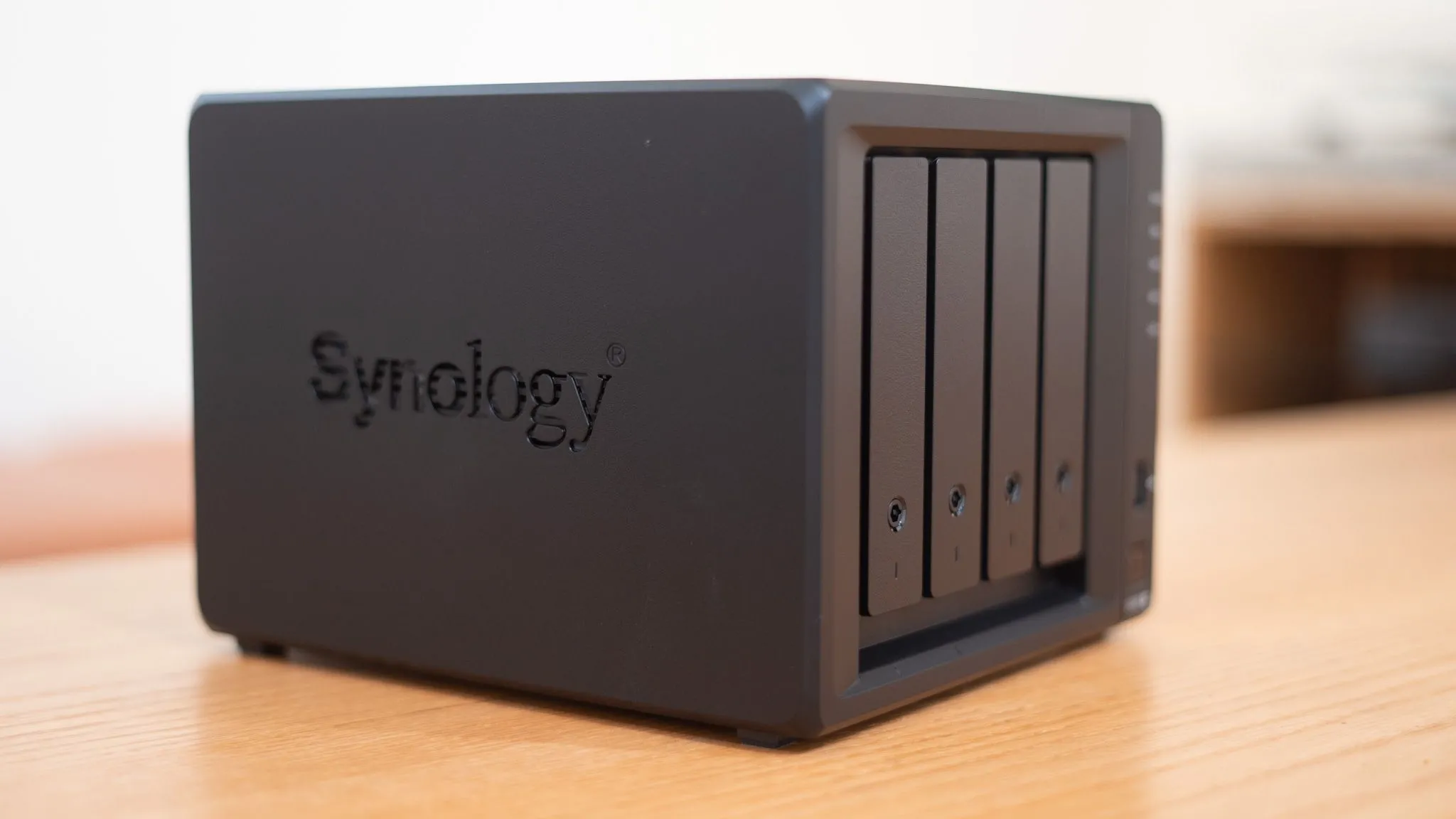 Mặt bên của thiết bị NAS Synology DS925+ với các cổng kết nối