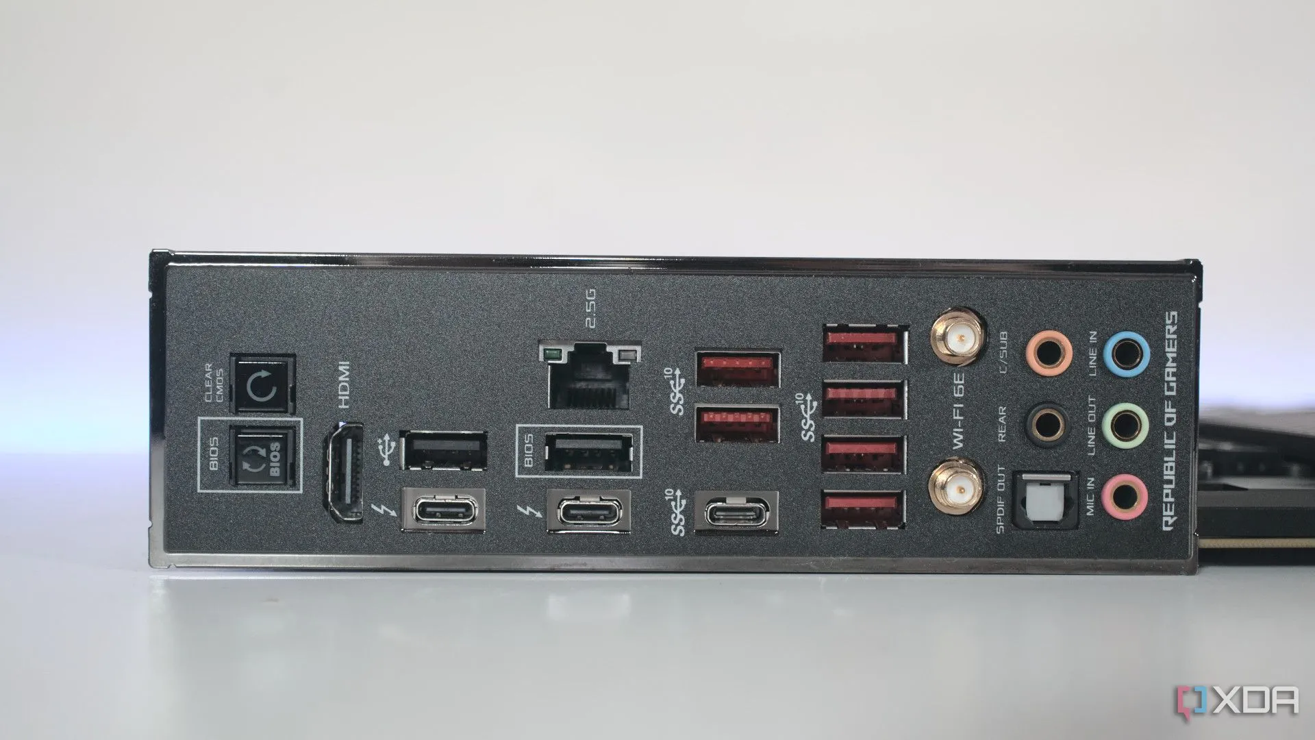 Mặt sau của bo mạch chủ ASUS ROG Maximus Z690 Hero, hiển thị các cổng kết nối và ăng-ten Wi-Fi