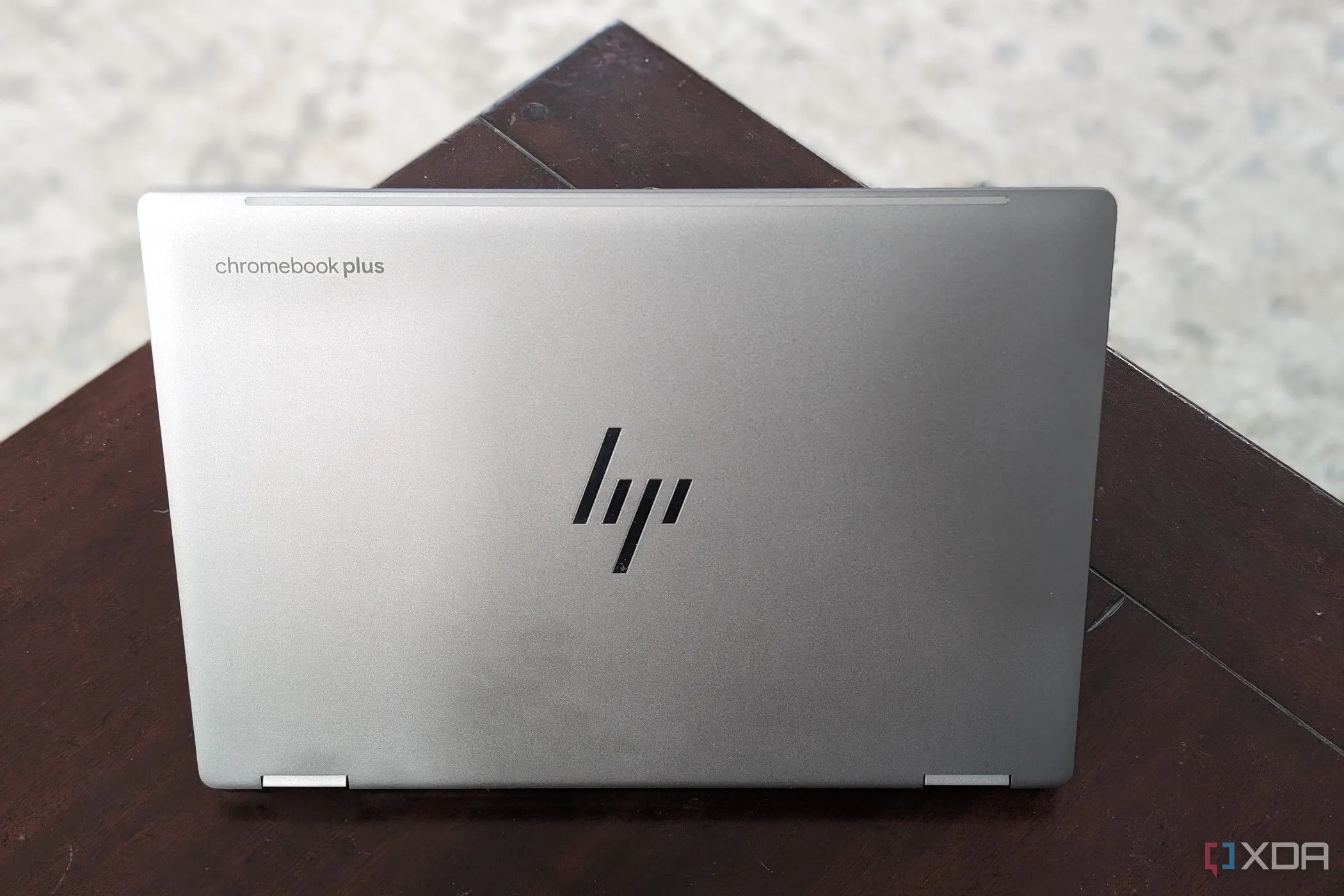 Mặt sau của laptop HP Chromebook Plus x360 hiển thị logo HP, một trong các dòng sản phẩm máy tính có thể đủ điều kiện nhận bồi thường từ vụ kiện HP.