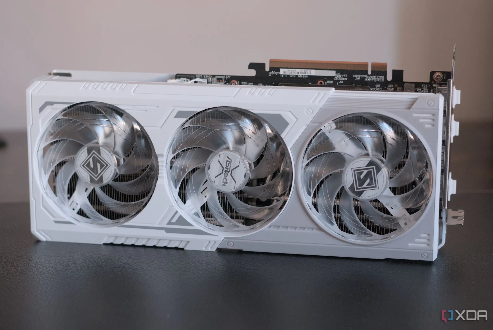 Mặt trước của card đồ họa ASRock Radeon RX 9070 XT Steel Legend với ba quạt tản nhiệt