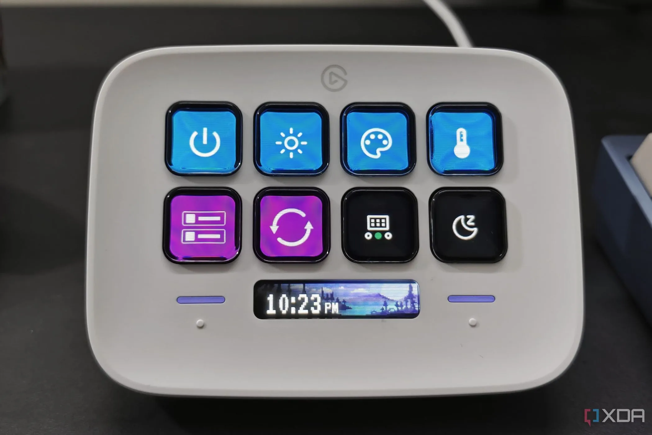 Mặt trước của Stream Deck Neo hiển thị các nút điều khiển ánh sáng, giúp tự động hóa tác vụ lặp lại hàng ngày.