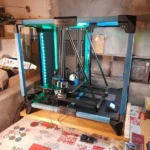 Máy in 3D trong lồng bảo vệ, thể hiện một môi trường in có thể được giám sát bằng camera để phát hiện lỗi in 3D