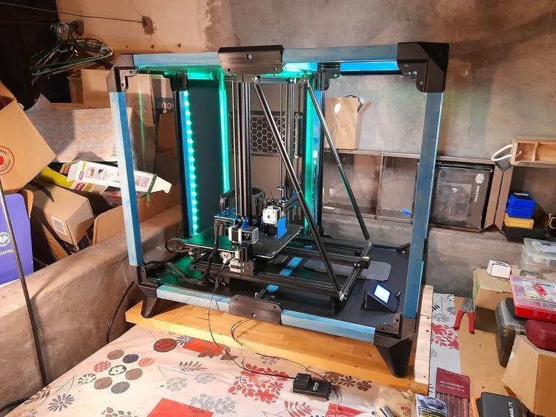 Máy in 3D trong lồng bảo vệ, thể hiện một môi trường in có thể được giám sát bằng camera để phát hiện lỗi in 3D