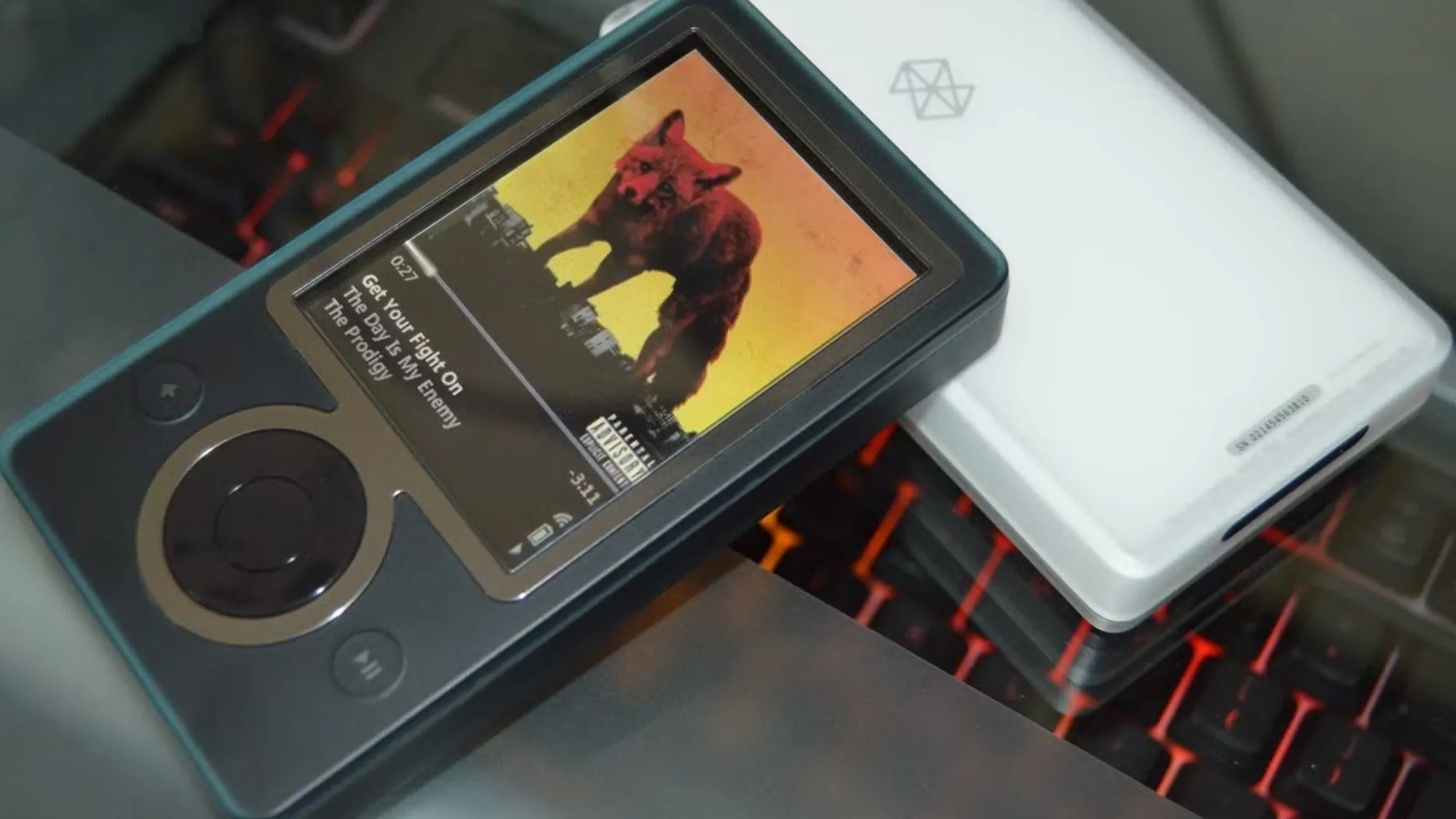 Máy nghe nhạc Zune 30 đang hiển thị giao diện phát nhạc