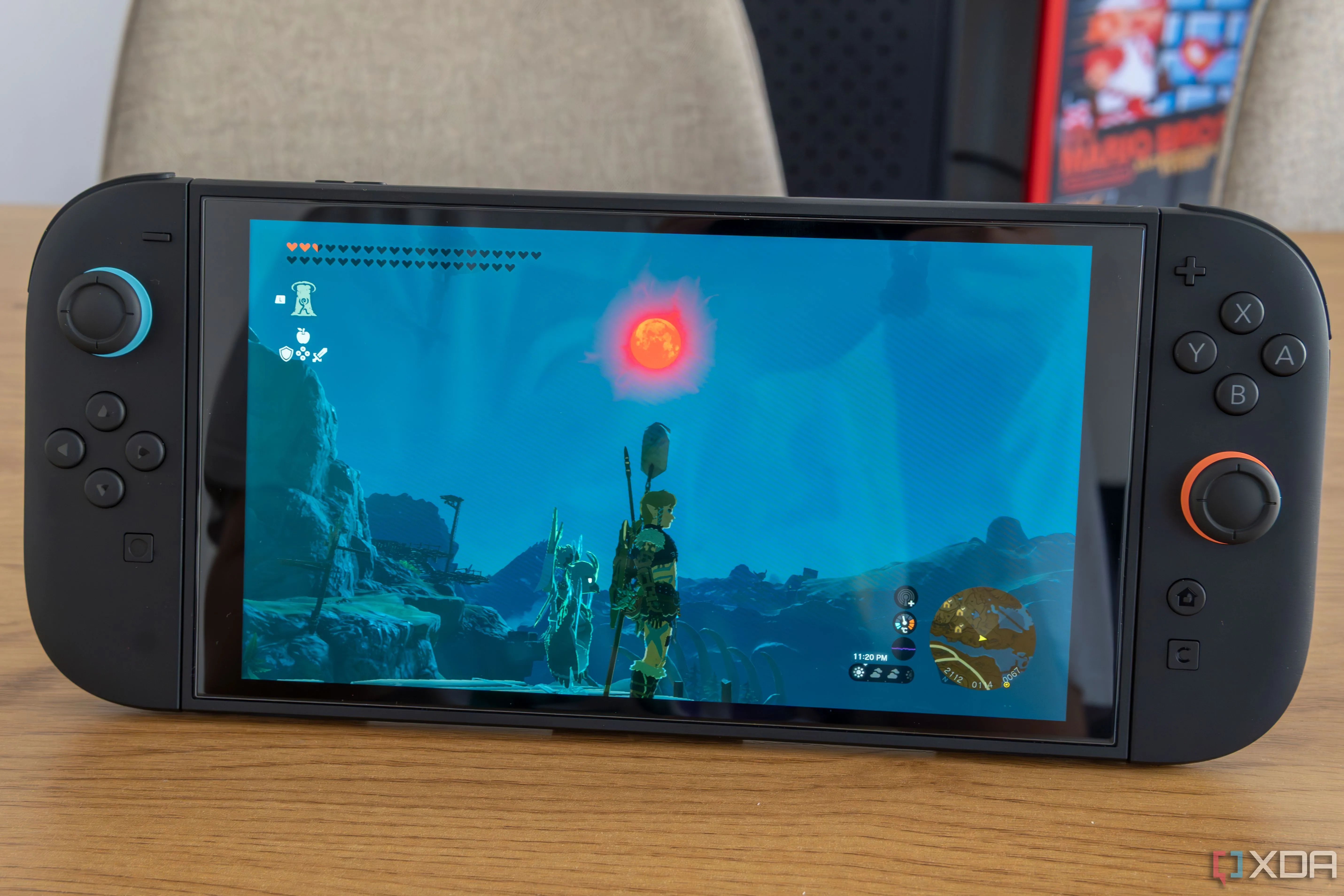 Máy Nintendo Switch 2 chơi The Legend of Zelda: Tears of the Kingdom với Joy-Con gắn liền, thể hiện khả năng chạy game cũ mượt mà