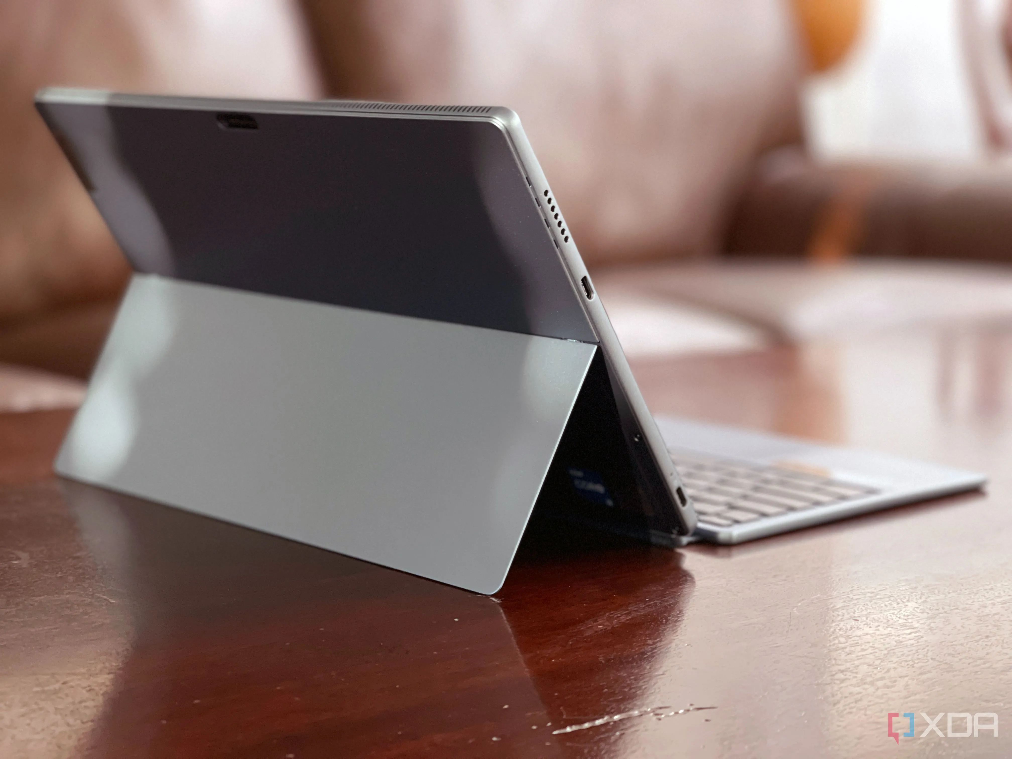 Máy tính bảng Lenovo IdeaPad Duet 5i nhìn từ phía sau trên bàn